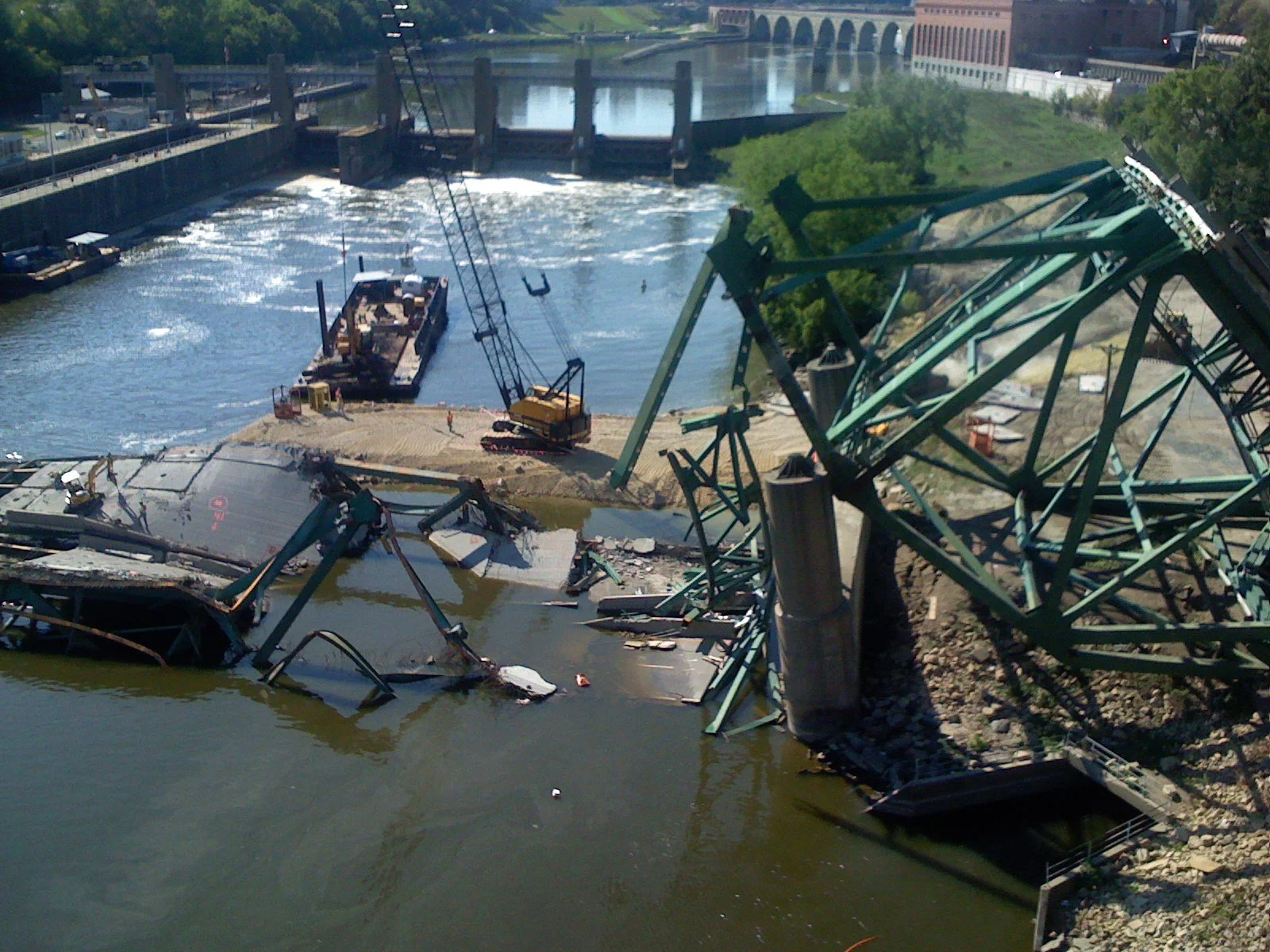 Minneapolis_I-35W_Bridge_Collapse_(1288237005).jpg