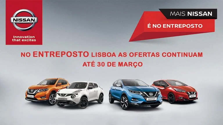 Een advertentie voor Nissan met vier verschillende auto's. Bovenaan links het Nissan logo en de slogan 'Innovation that excites'. Bovenaan rechts zwart en rood label met de tekst 'Mais Nissan' en 'É no entreposto'. In het midden grote tekst in het ro