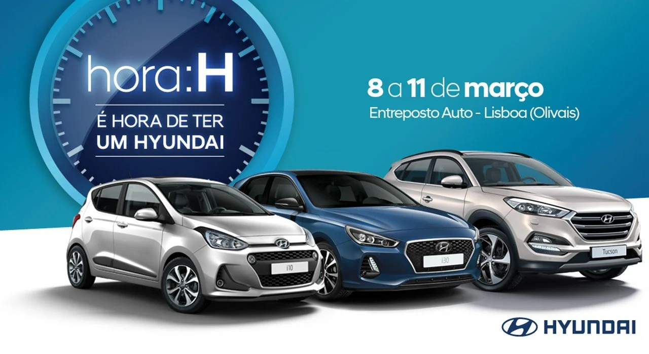 Drie Hyundai auto's, een witte, een blauwe en een zilveren, gepresenteerd onder een grote klok met tekst in het Portugees, en een blauwe achtergrond met Hyundai logo in de rechter benedenhoek.
