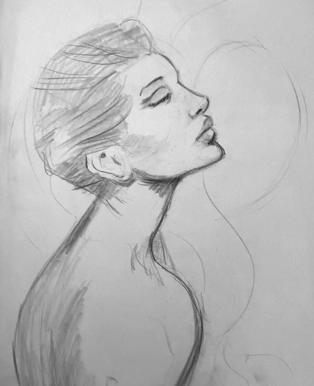 Schets van een vrouwelijke vrouw met gesloten ogen en haar haar naar achteren, getekend in potlood.
