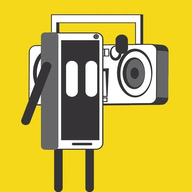 Illustratie van een smartphone die de camera van een instant camera vasthoudt, tegen een gele achtergrond.