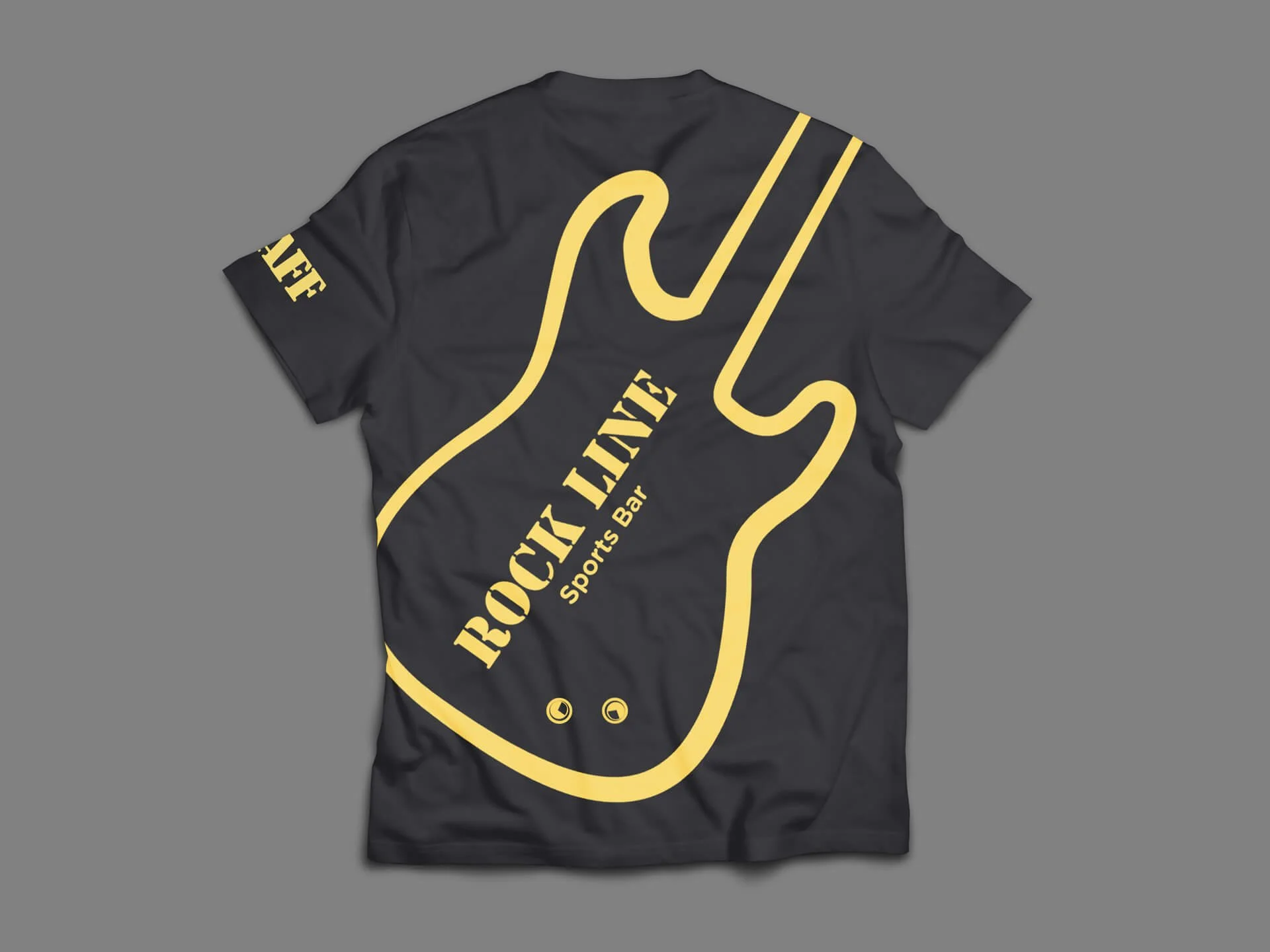 Een zwart T-shirt met gele tekst en ontwerp voor Rock Life Sports Bar. Het ontwerp lijkt op een stokbrood en bevat de tekst 'ROCK LIFE' en 'Sports Bar'.