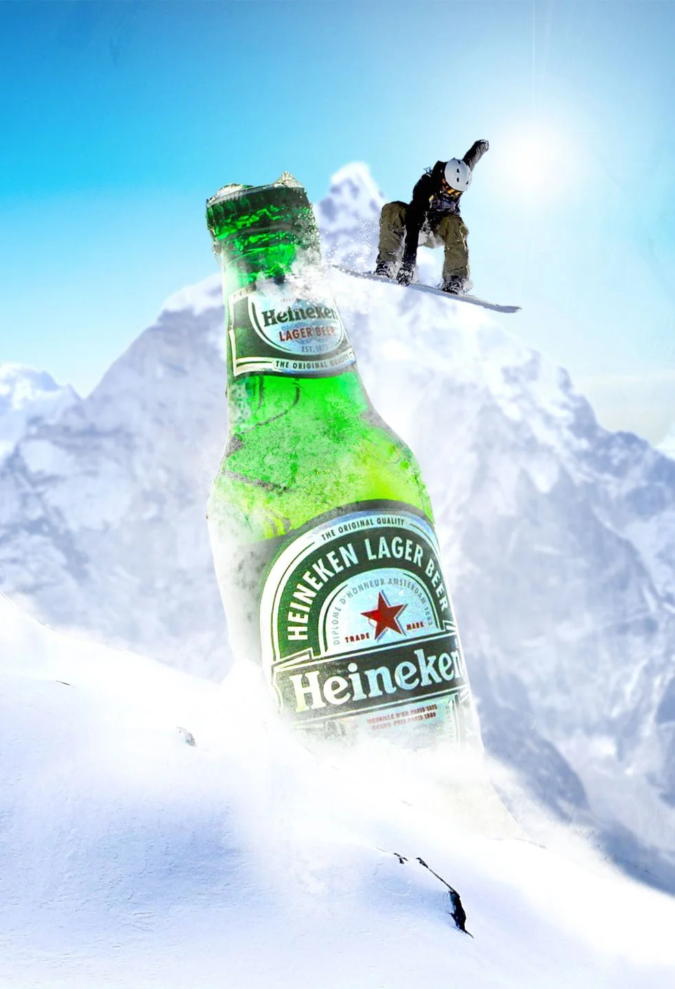 Een skiër die een sprong maakt op een besneeuwd berglandschap met een grote groene Heineken-bierfles op de voorgrond.