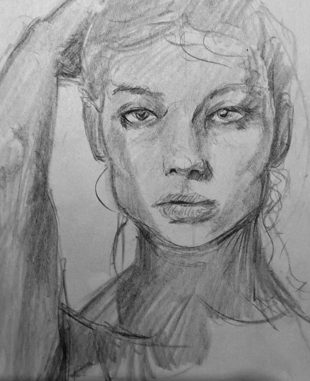 Potlood tekening van een jonge vrouw met kleine ogen en volle lippen, haar haar is naar achteren en ze heeft een rustige uitdrukking.