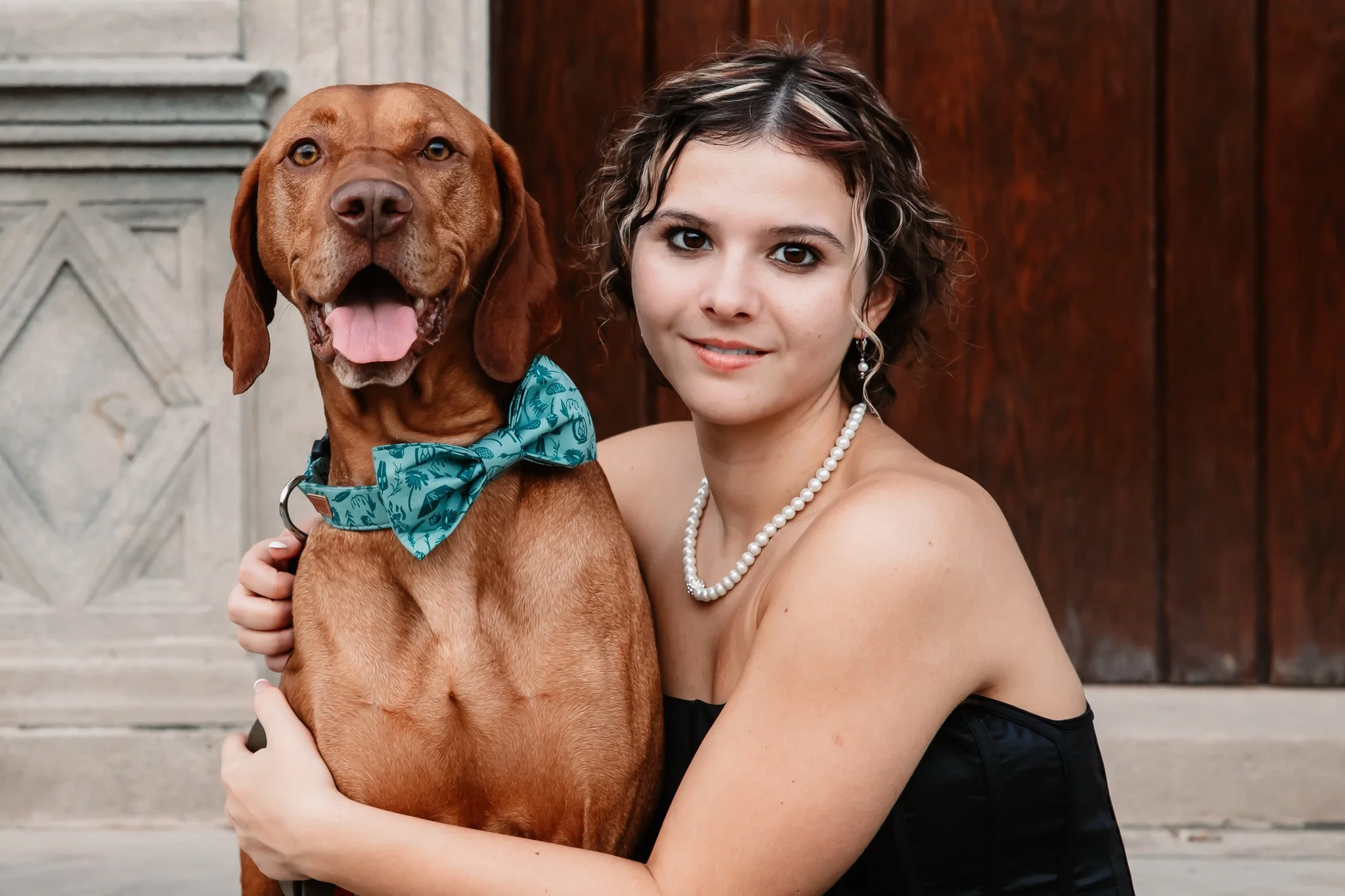 Senior girl with her vizsla at Hartwood Acres