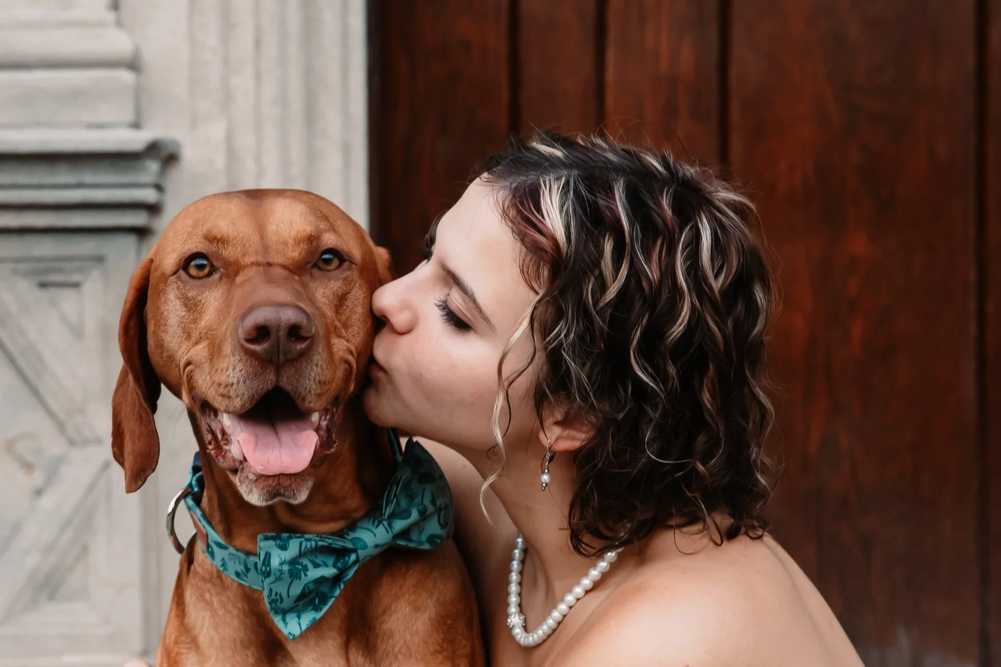 Senior girl kissing her dog at Hartwood Acres