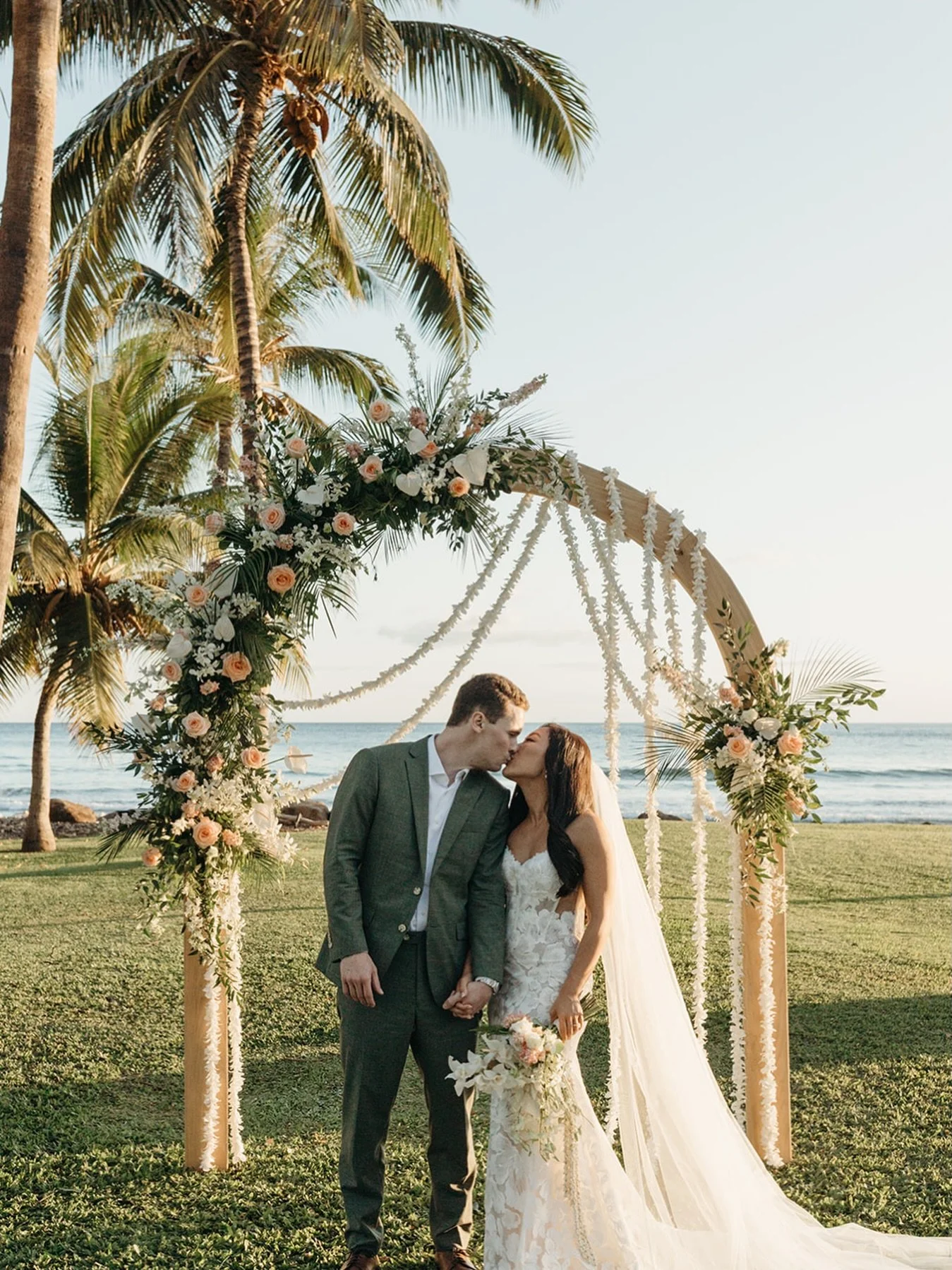 The most beautiful arch kiss everrrrr 🫶🏼

Makeup by @mariane_mua 
Hair by @hairbymandahart 

Photo by @keanibakula