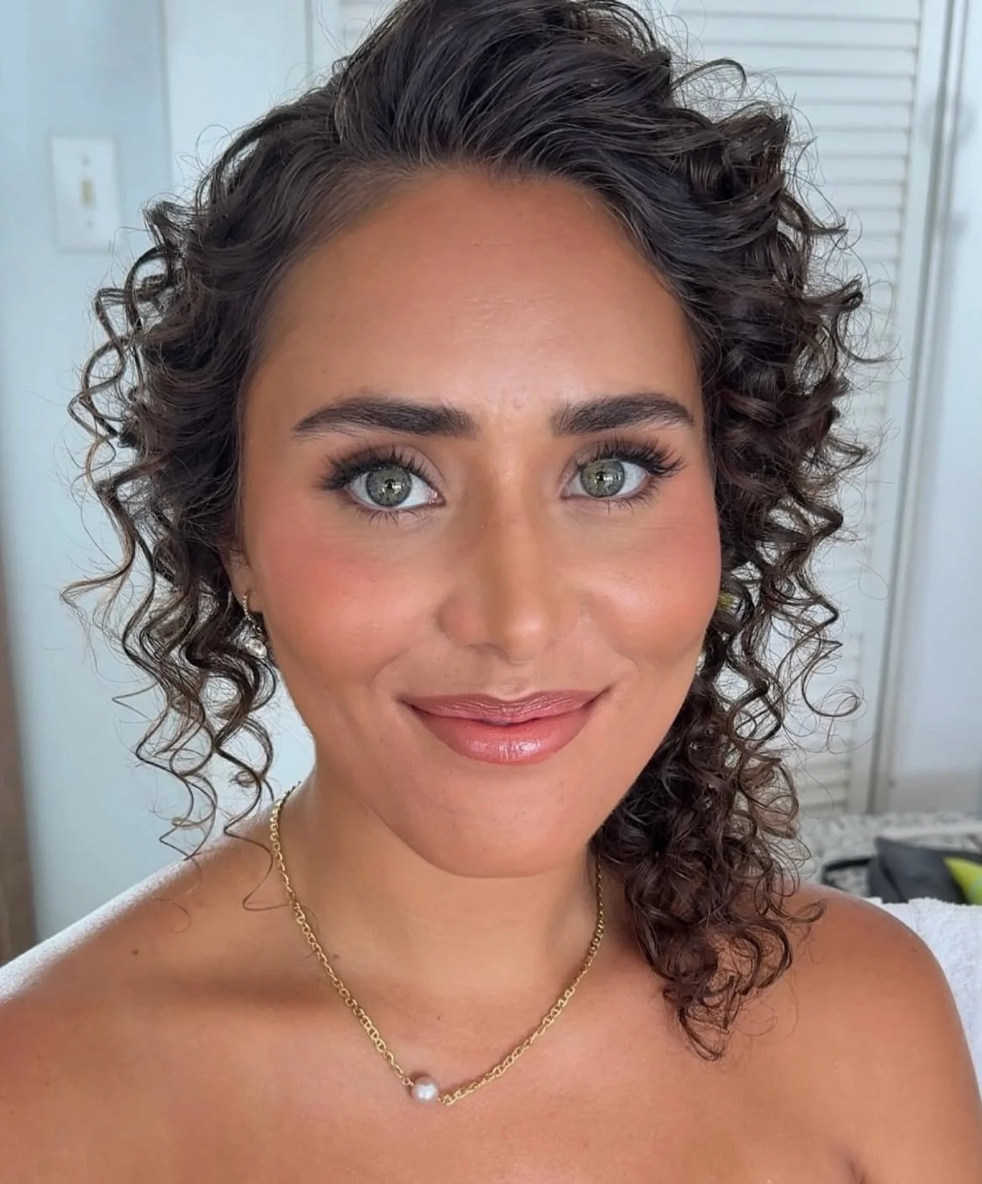 Those eyes, those curls&hellip; I mean&hellip; 🤩

Makeup @mariane_mua 

Hair @hairbymandahart 

Venue @whiteorchidbeachhouse 

Model @gisseelllaa