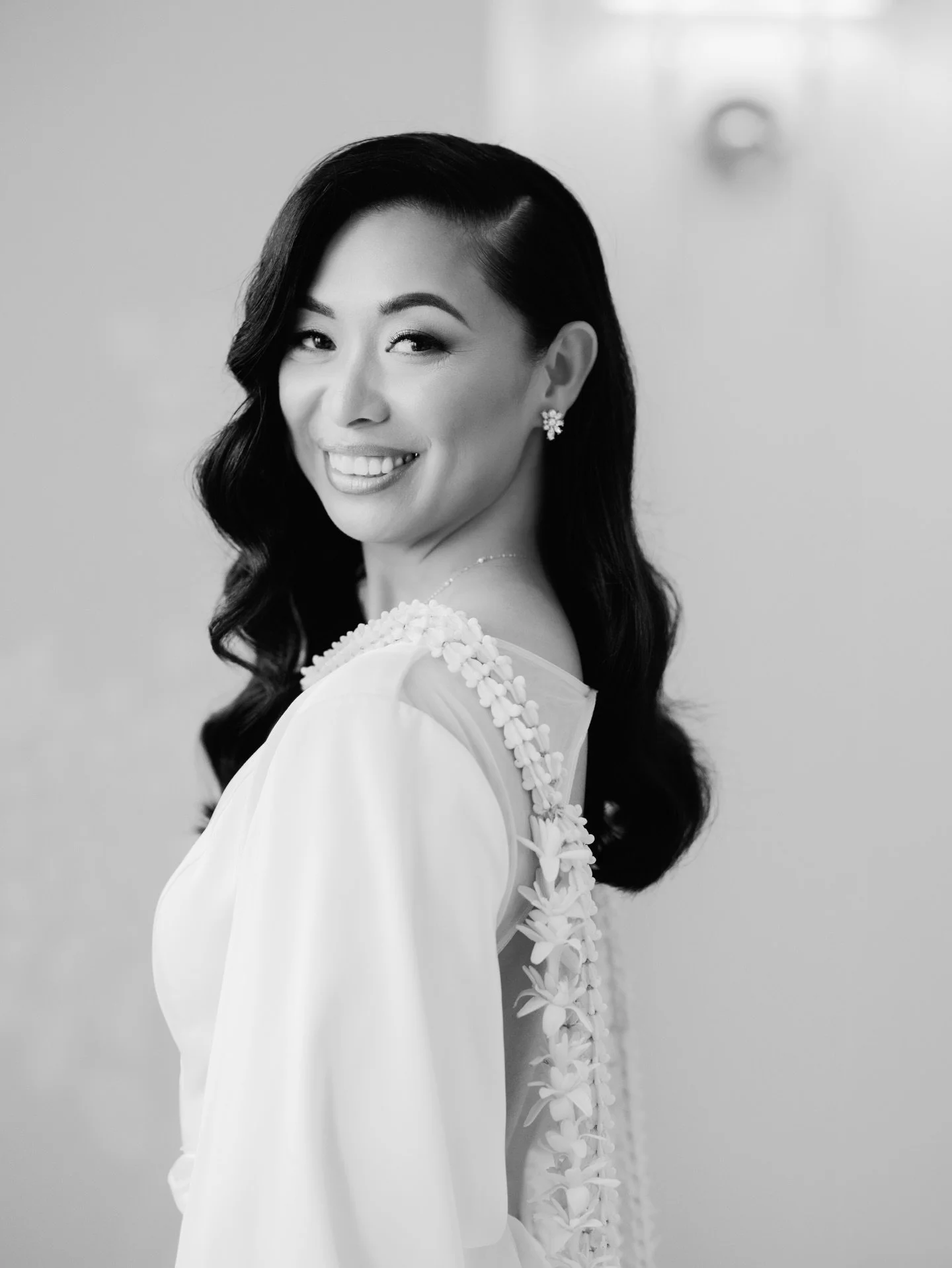 Our signature bridal glam wave and soft glam makeup 🤍 

The beauty of both color and black and white captured by the talented @megan_moura. How can you not love them all? 🫶🏼

Bridal babe @cheynice @cheynicephoto 
Beauty @lokahicollective 
Hair @ha