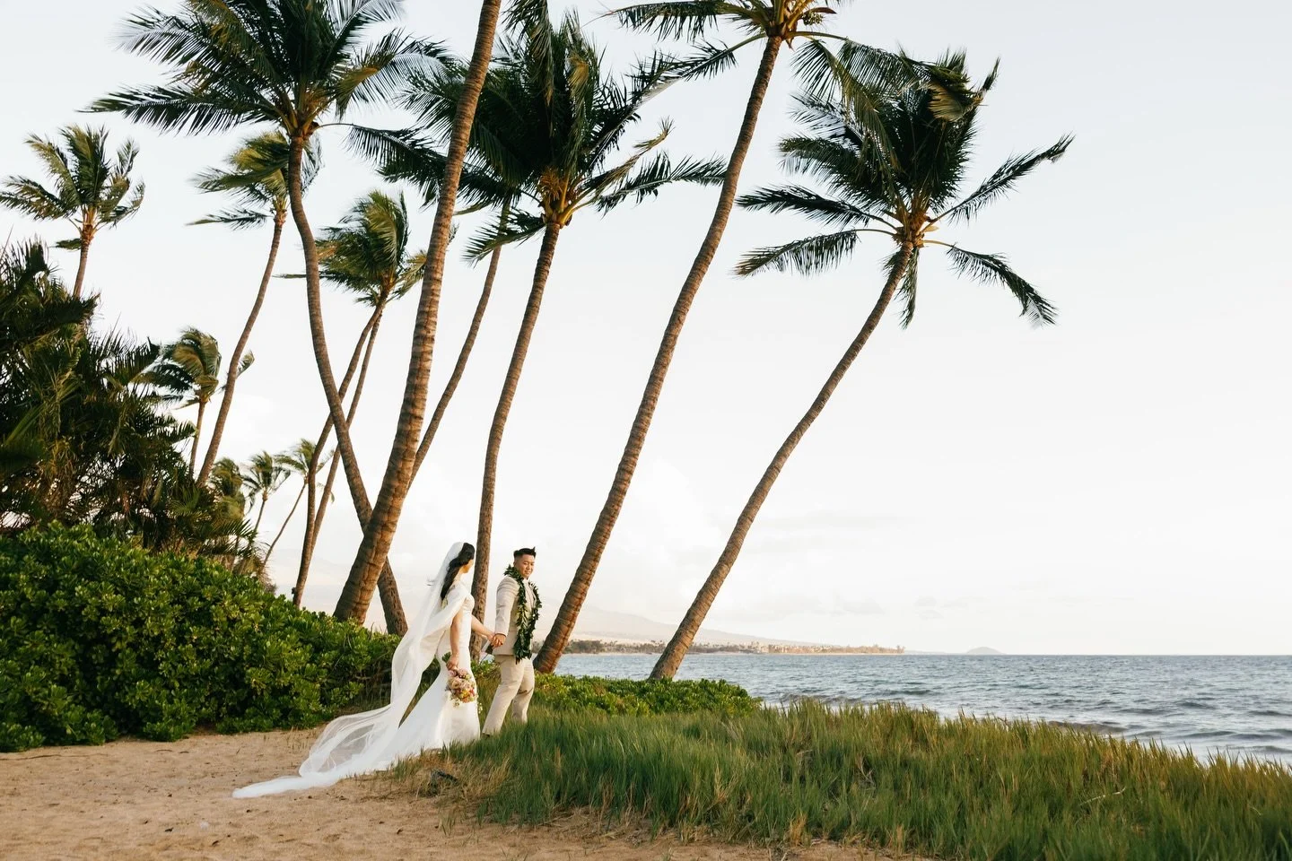 Can&rsquo;t get any more romantic than golden hour ocean views ✨🌊

Beauty @lokahicollective 
Hair @hairbymandahart 
Makeup @mariane_mua 
Photographer @megan_moura 
Venue @sugarbeachevents 

#mauihairandmakeup #mauibridalhair #mauibridalmakeup #mauih