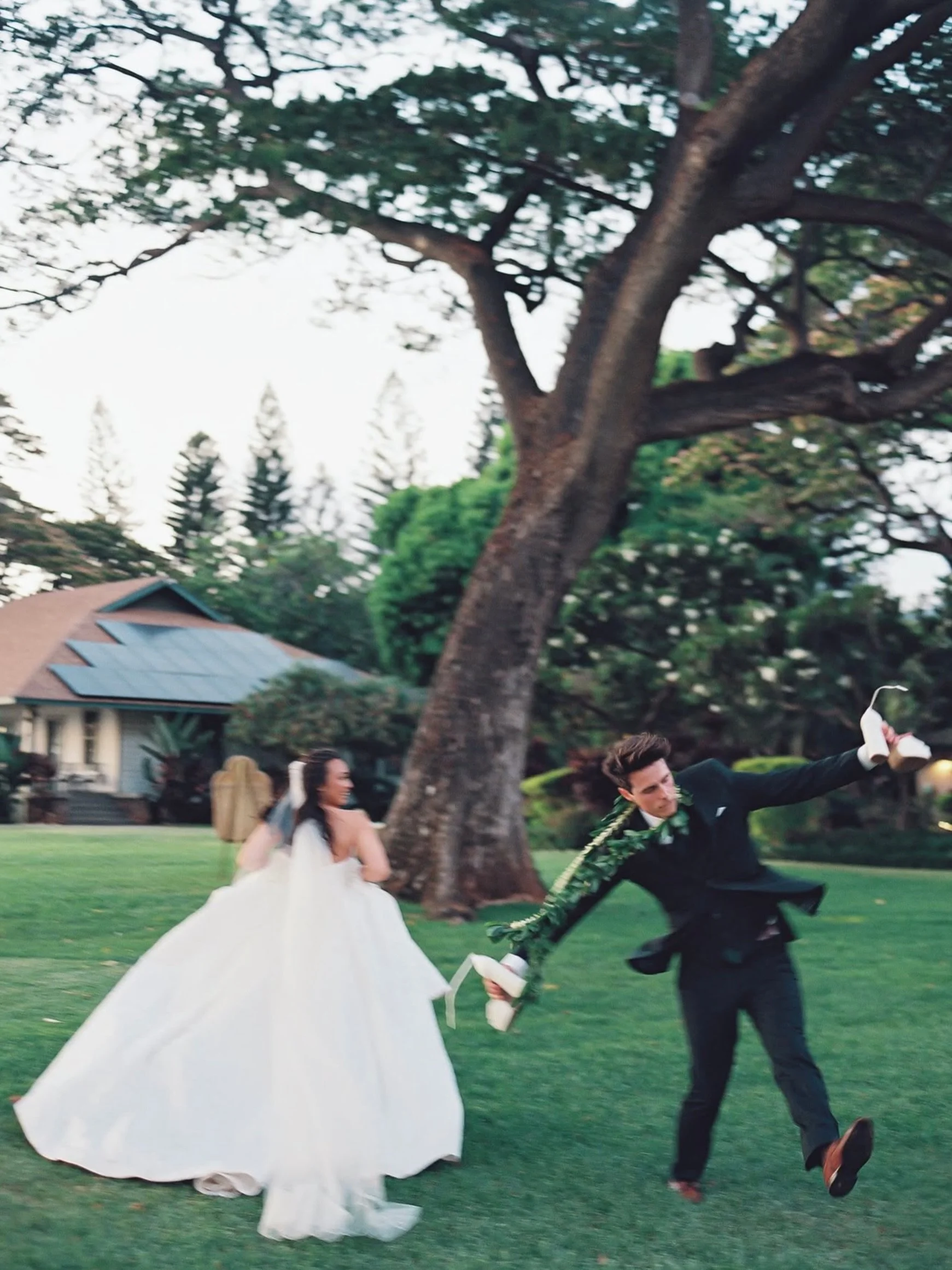 Give us all the blurred romantic vibes forever!!!!! 

Planning &amp; Design: @lovestruckandco
Photography: @dmitriandsandra
Venue: @theolowaluplantationhouse
Feast: @kiawe_outdoor
Rentals: @letsentertainmaui @kiawe_outdoor_rentals
Florals: @antoniadb
