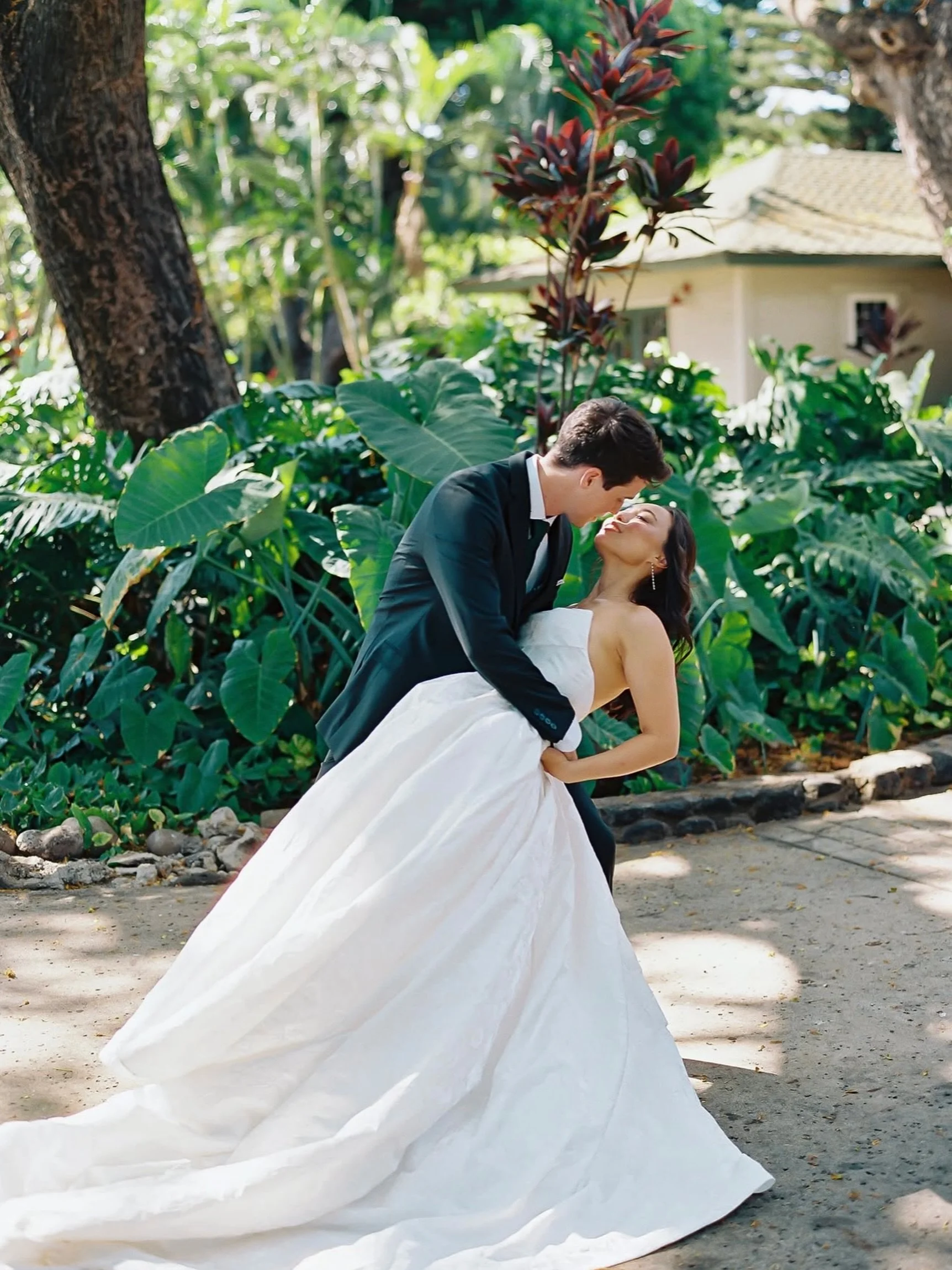 Still in loooooove with this album from @dmitriandsandra and one of our favorite local couples!!!! 🫶🏼💕🫶🏼💕🫶🏼

Planning &amp; Design: @lovestruckandco 
Photography: @dmitriandsandra 
Venue: @theolowaluplantationhouse 
Feast: @kiawe_outdoor 
Ren