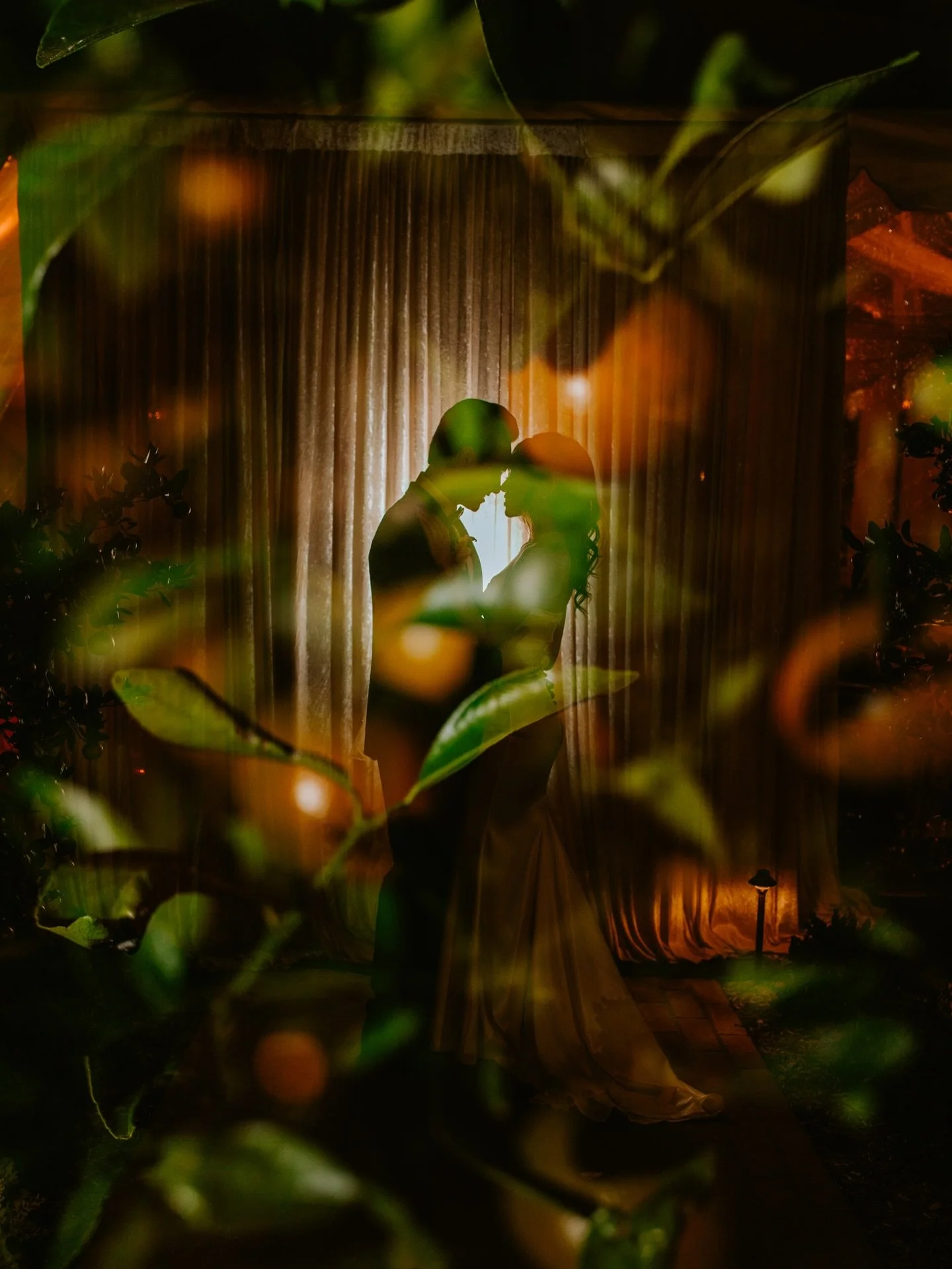 This past weekend, I had the pleasure of photographing Crystal &amp; Sean&rsquo;s surprise Thanksgiving wedding, hosted in the comfort of their family home, surrounded by the people they love most.
We were running a little behind (as all the best wed