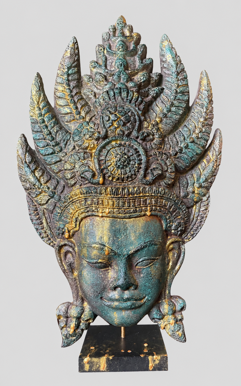 Philippe Brousseau,  Pluie d’or sur Apsara , 2026, Sculpture en papier recyclé et patine, 45 × 25 × 10 cm
 
Dans cette œuvre, Philippe Brousseau transforme la pluie en une pluie d’or enveloppant une apsara. Inspirée de l’imaginaire traditionnel cambo