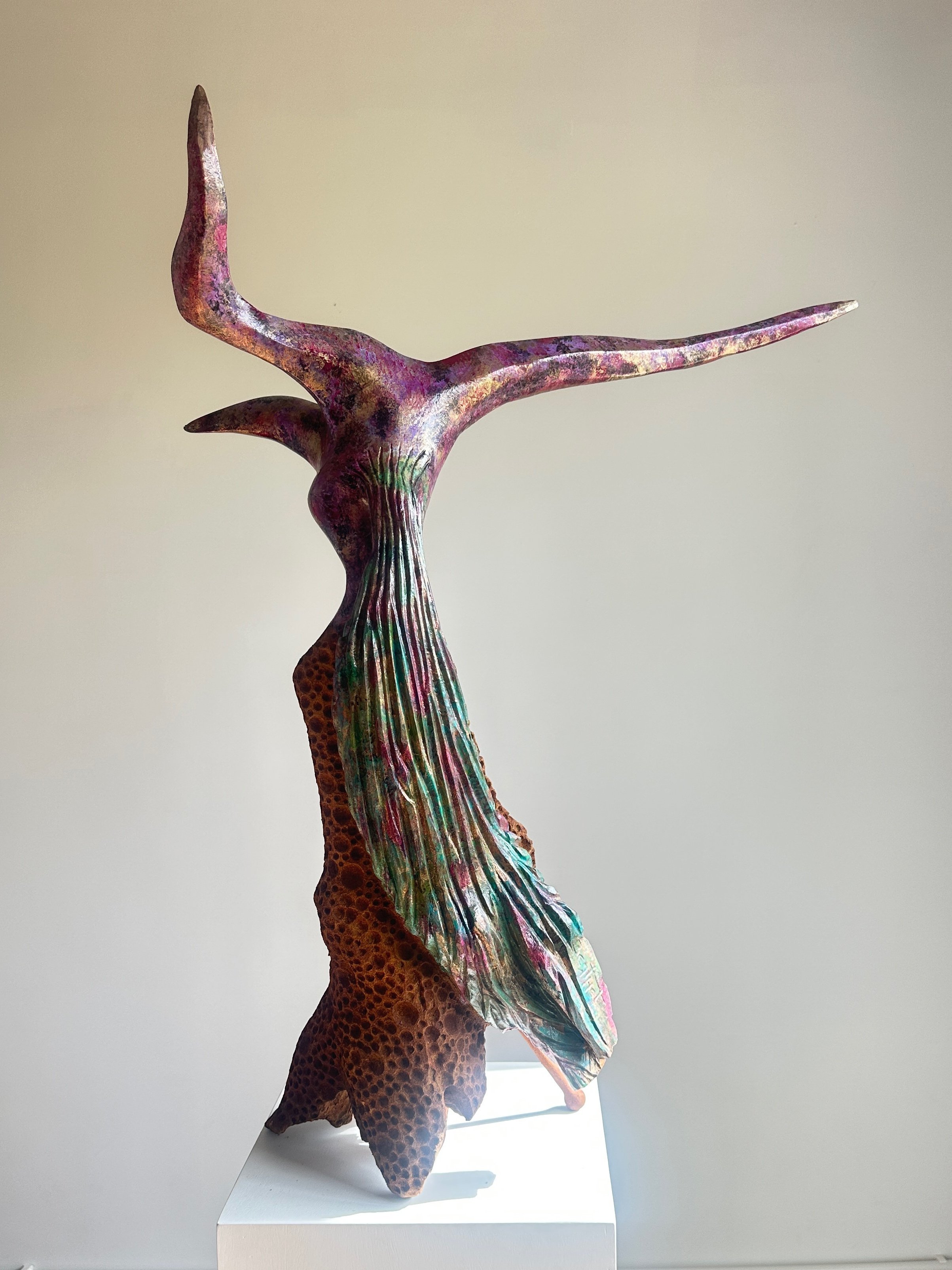Cyril Berthet,  Aurus Longarion , 2026,
Bois, cire, pigments minéraux, techniques mixtes, 83 × 67 × 30 cm
 
 Aurus Longarion  évoque une espèce rare et protégée, difficile à observer malgré son plumage particulièrement coloré. L’artiste imagine l’ani