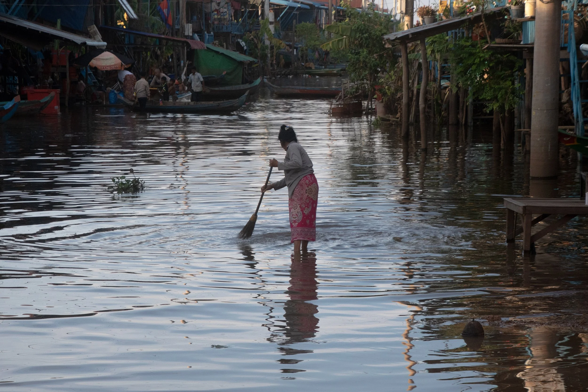 Remi Abad,  Une rivière qui brille,   2022,
Photographie sur aluminium Dibond, 90 × 60 cm
 
À Kompong Phluk, sur les berges du Tonlé Sap, une forte pluie de mousson vient de s’abattre sur le village. Alors que le niveau du Grand Lac continue de monte