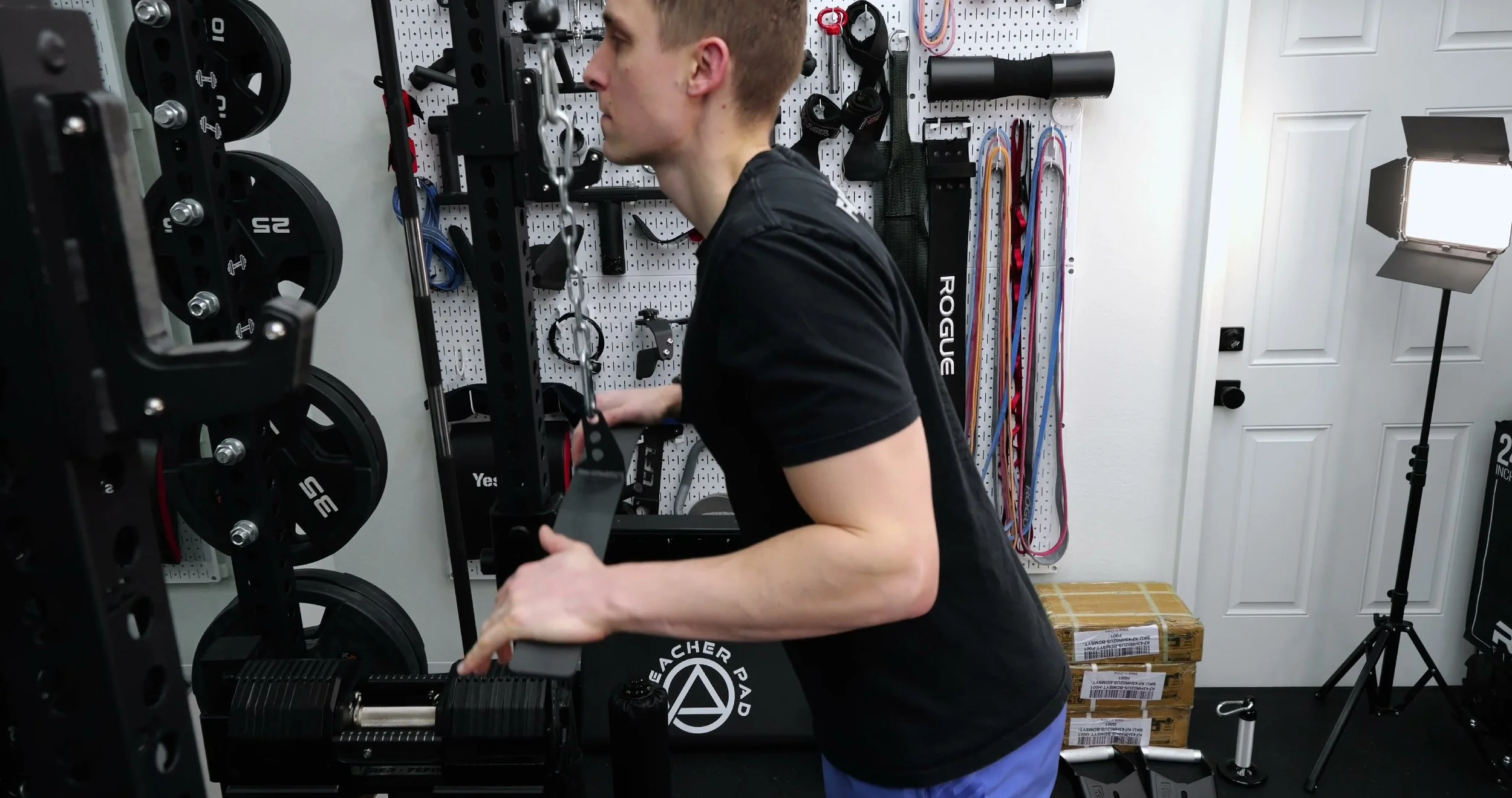 flat lat and tricep bar with wide pressing surface on cable machine