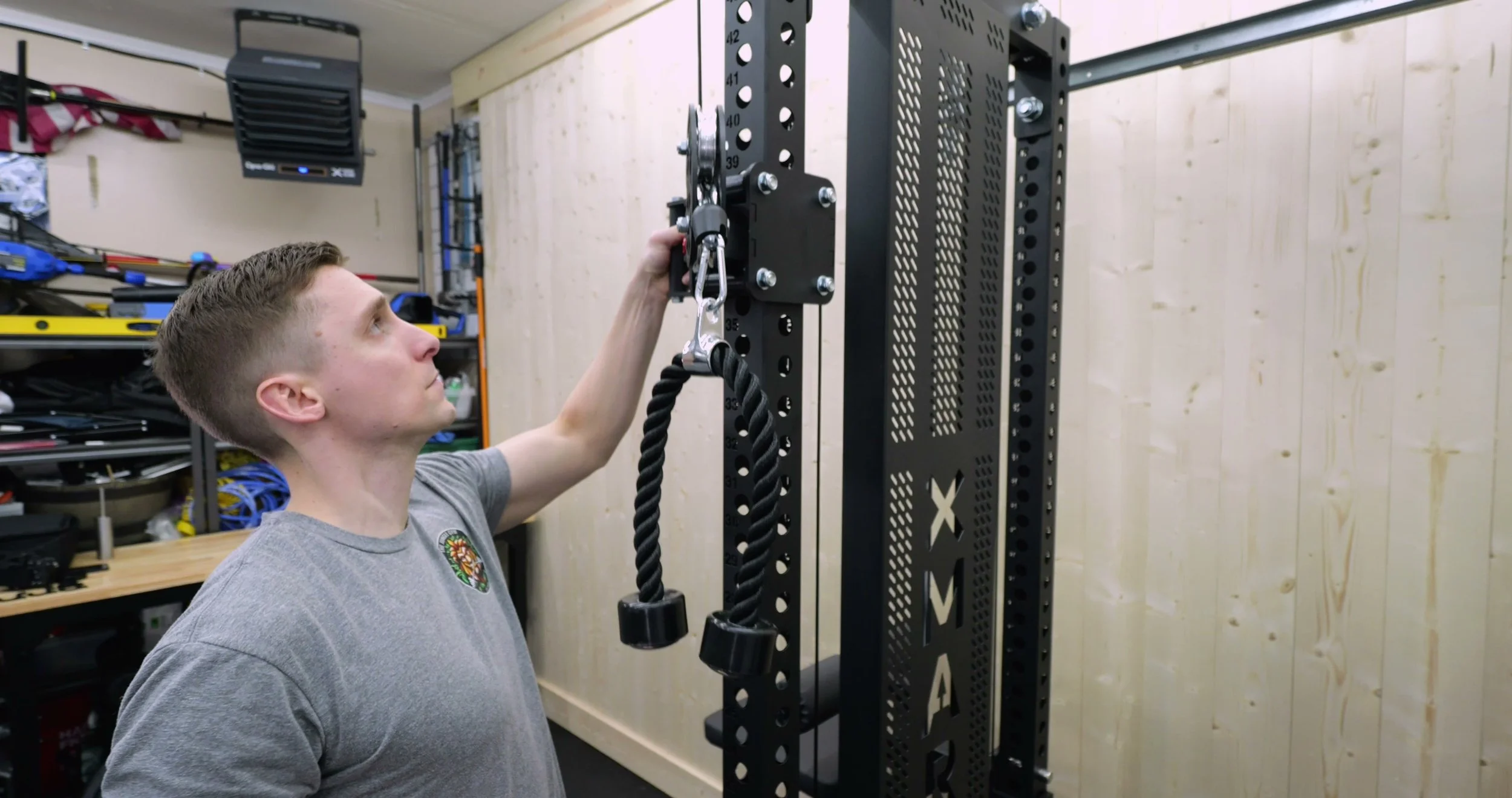 Adjustable-height cable trolley on the XMARK front upright