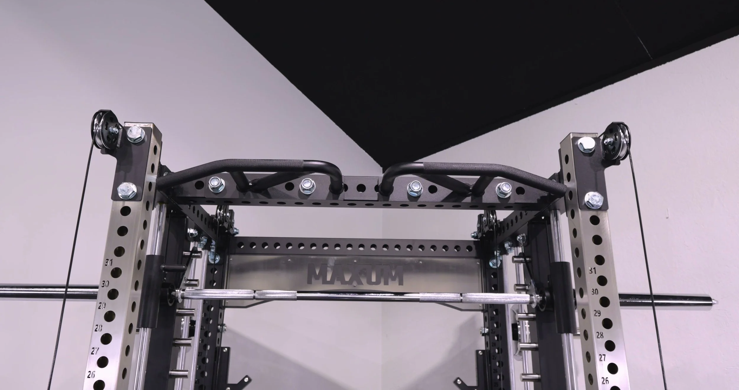 Integrated counterbalanced Smith machine on the MAXUM X3