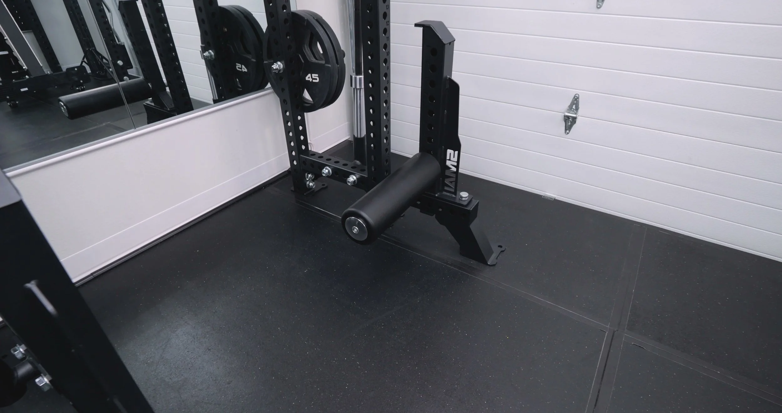 SMAI leg roller attachment mounted to rack upright close-up