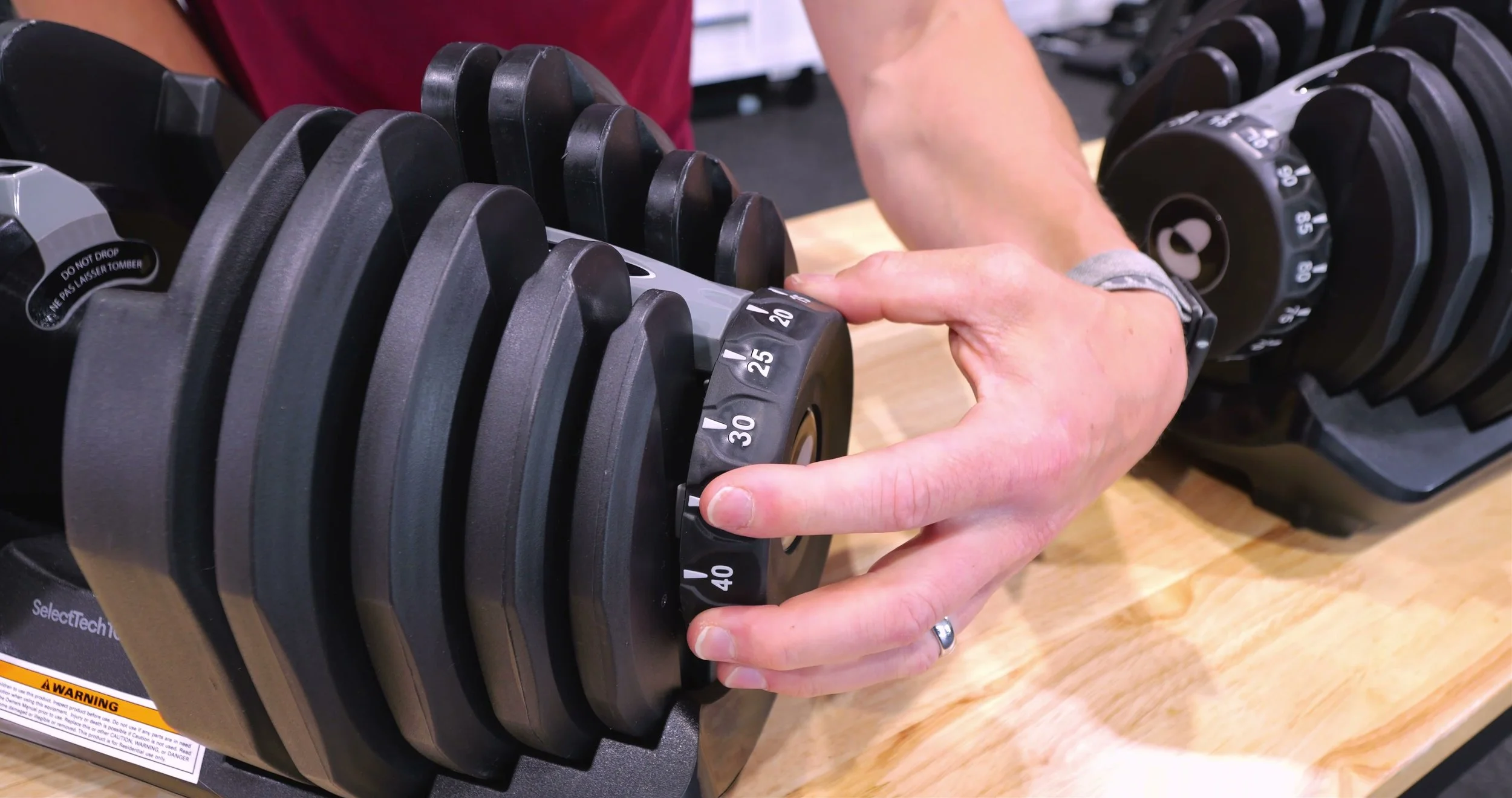 Side profile of the Bowflex 1090 showing the large interior plates tapering down to smaller exterior plates