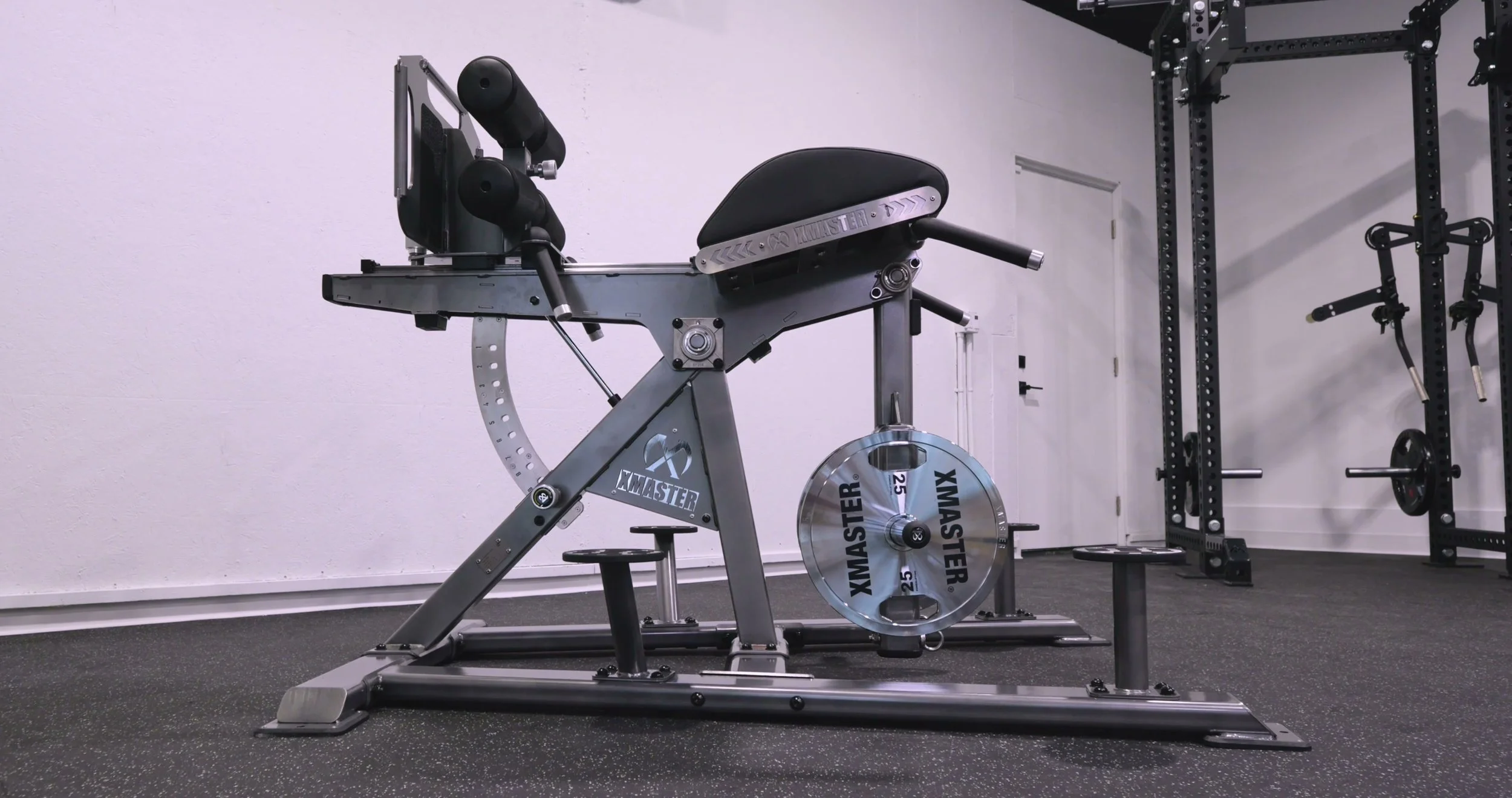 The plate-loaded pendulum arm on the XMaster Posterior Chain Trainer
