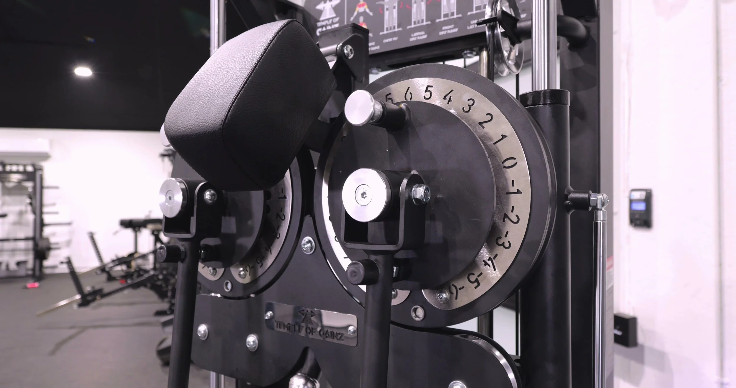 Adjustment dial and movement arm of the Multi-Flight V3 configured for a standing lateral raise