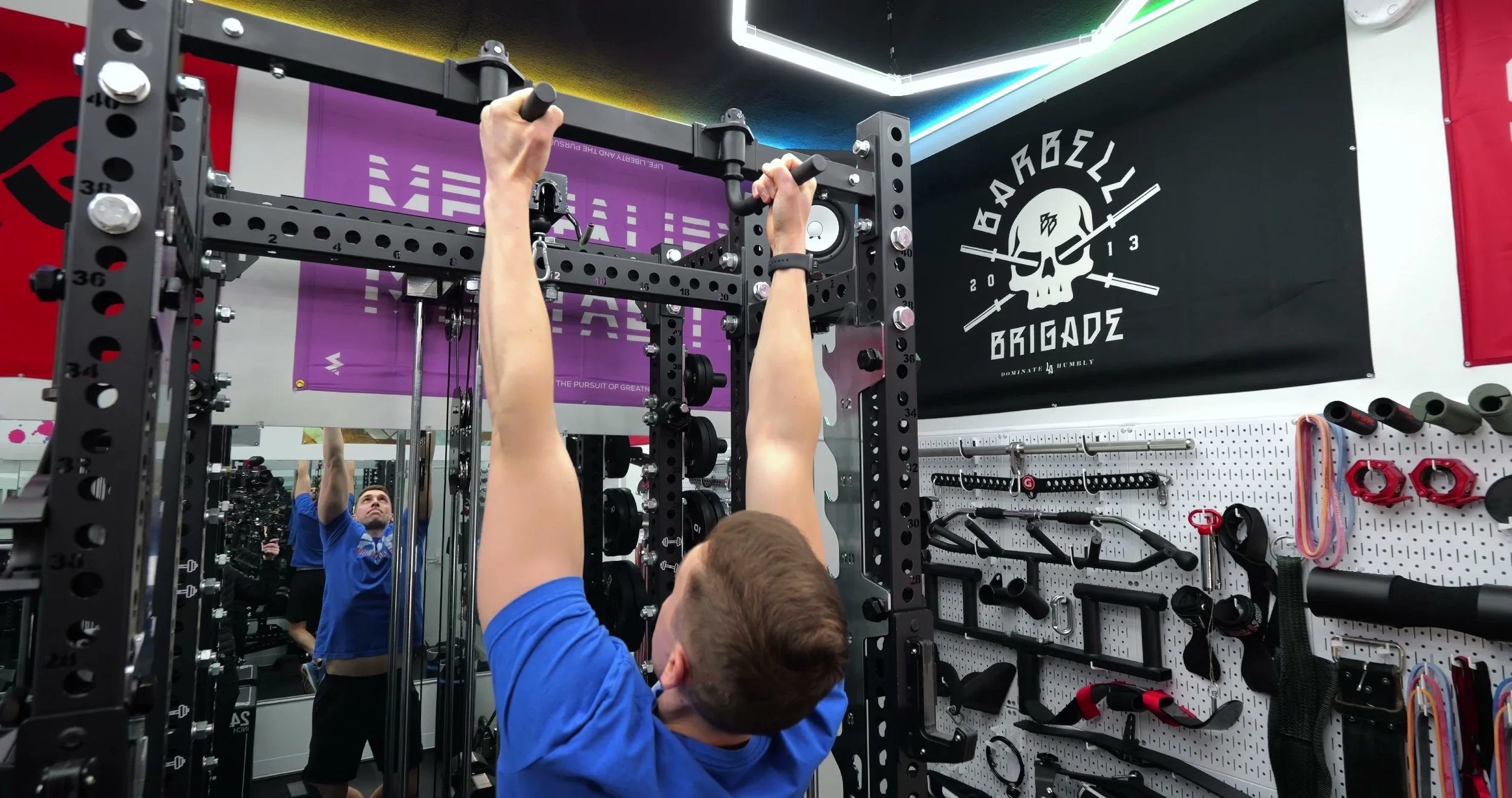 adjustable pull up bar handles showing wide and narrow grip spacing on rack