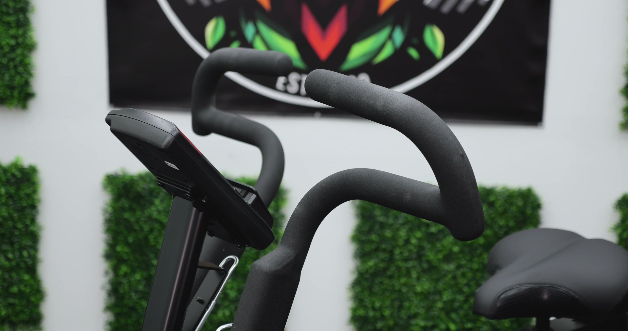 close up of xmark cat 5 multi grip air bike handles