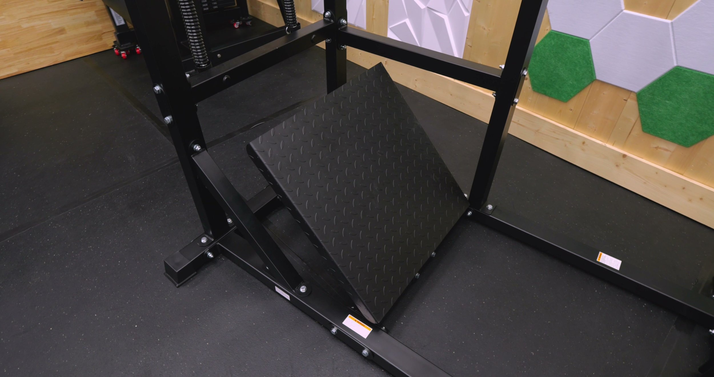 Adjustable angle foot plate with threaded pop pin on pendulum squat