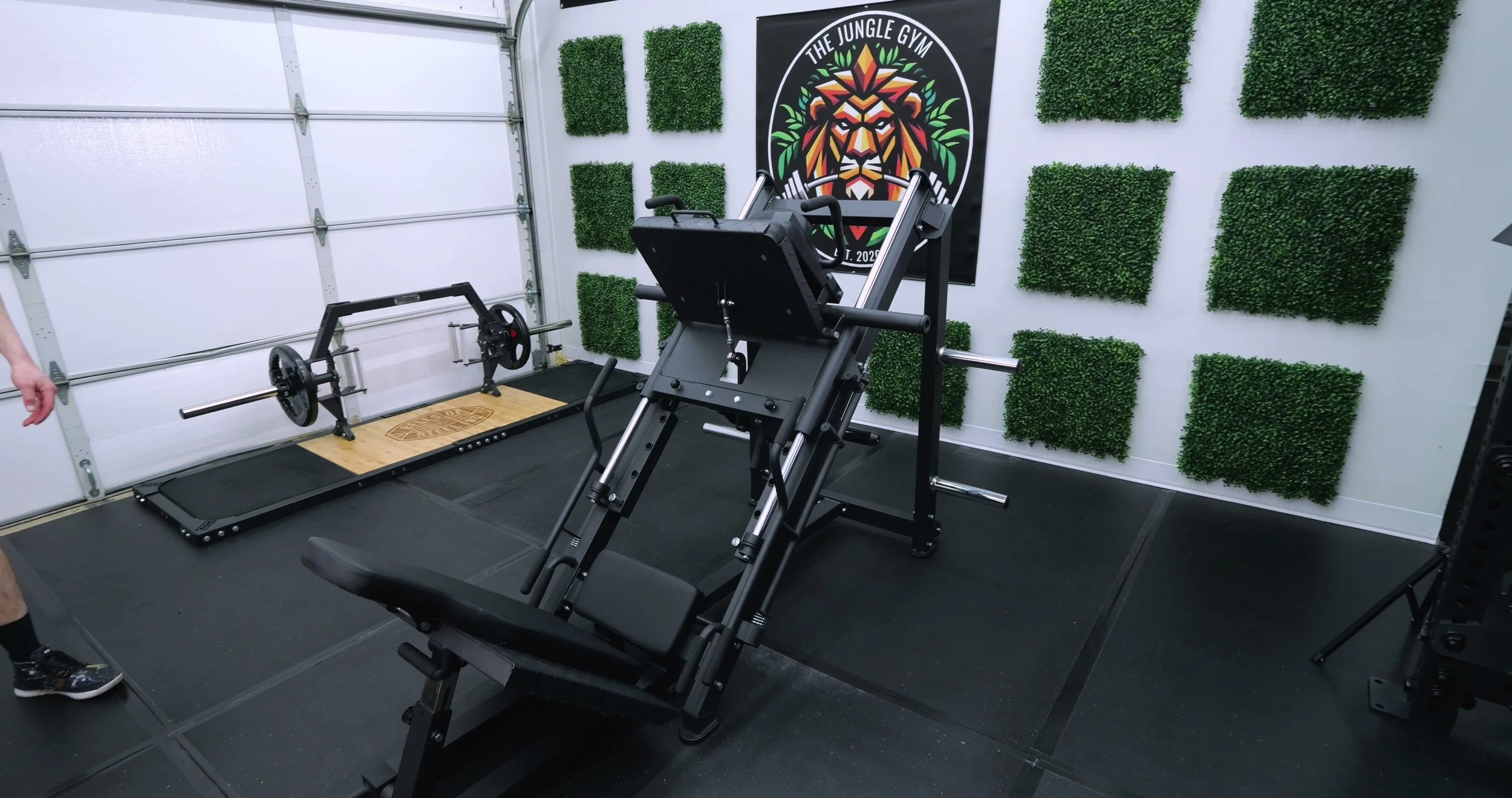 gmwd lh01 leg press plate flipped up with seat and back pad visible