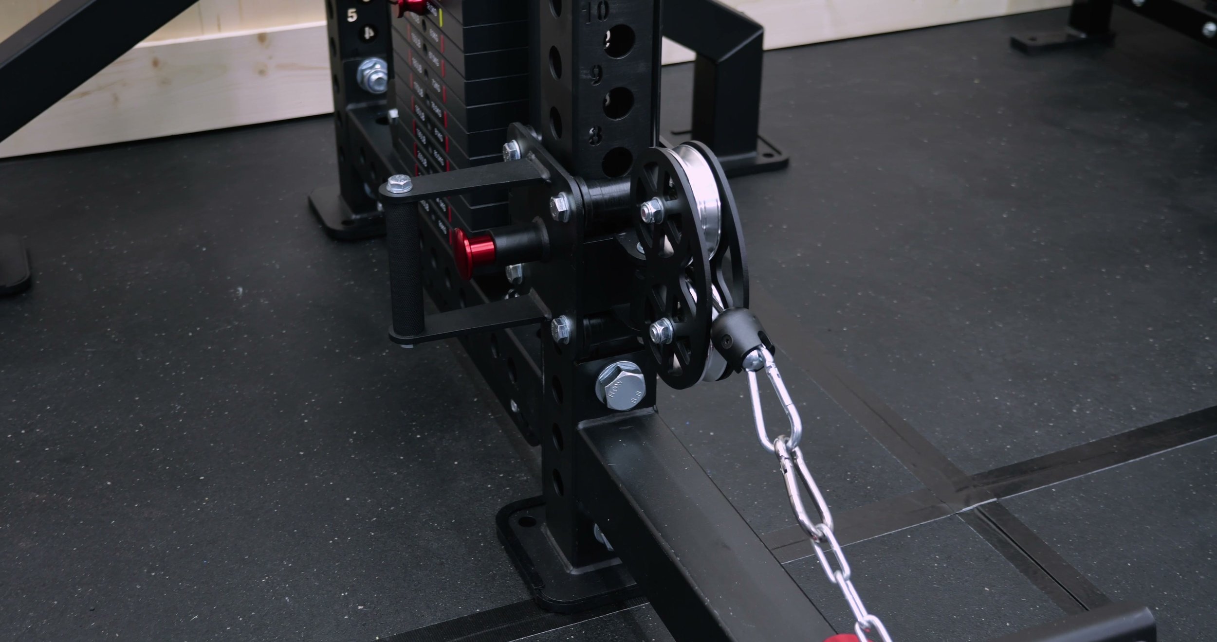 Swivel pulley at the cable exit point allowing off-center training