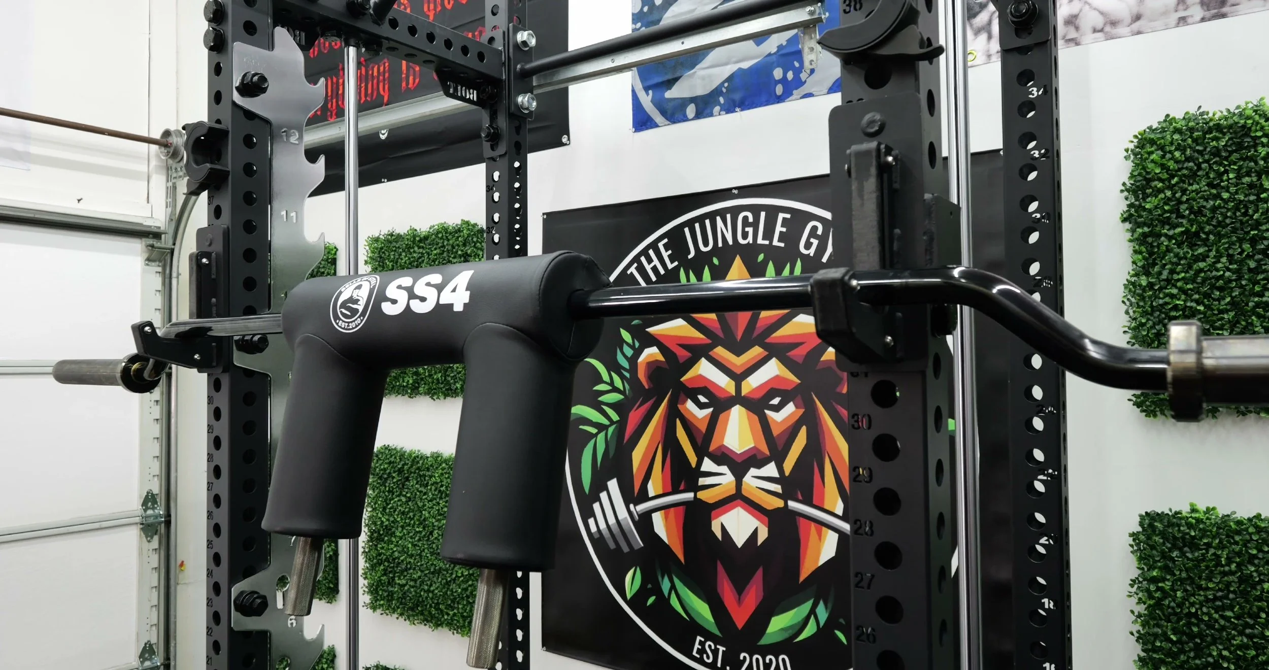 ss4 safety squat bar shoulder pads and camber close up