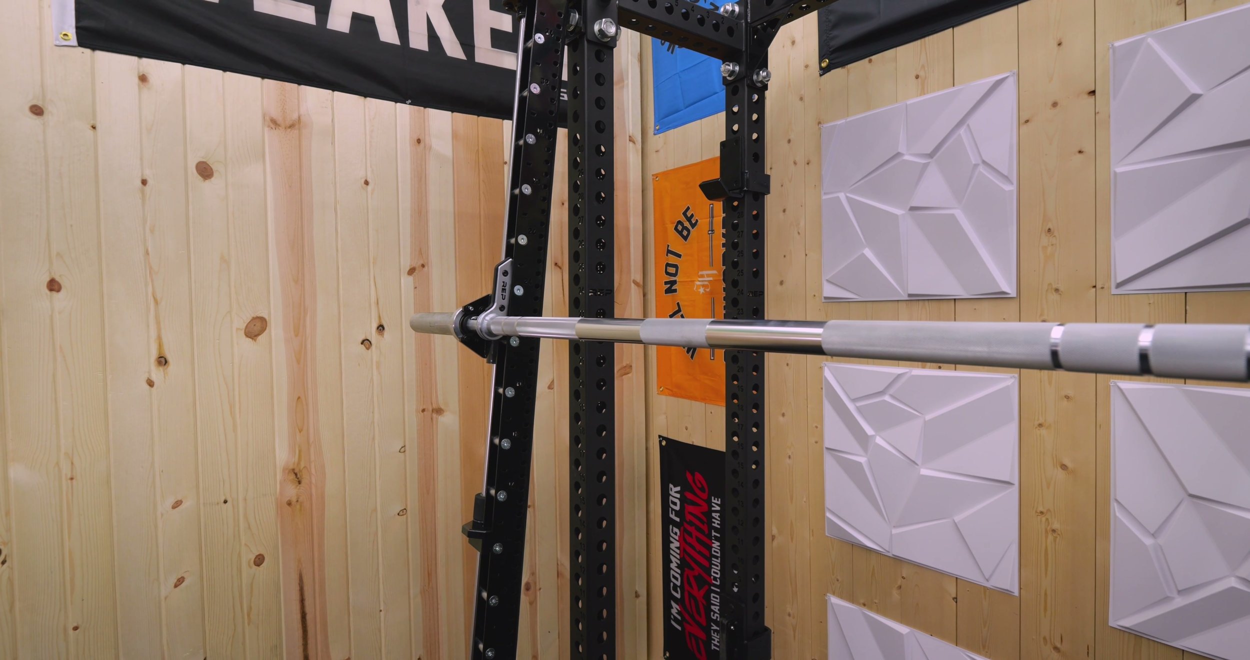 close up of rep smith machine bar knurling and sleeves
