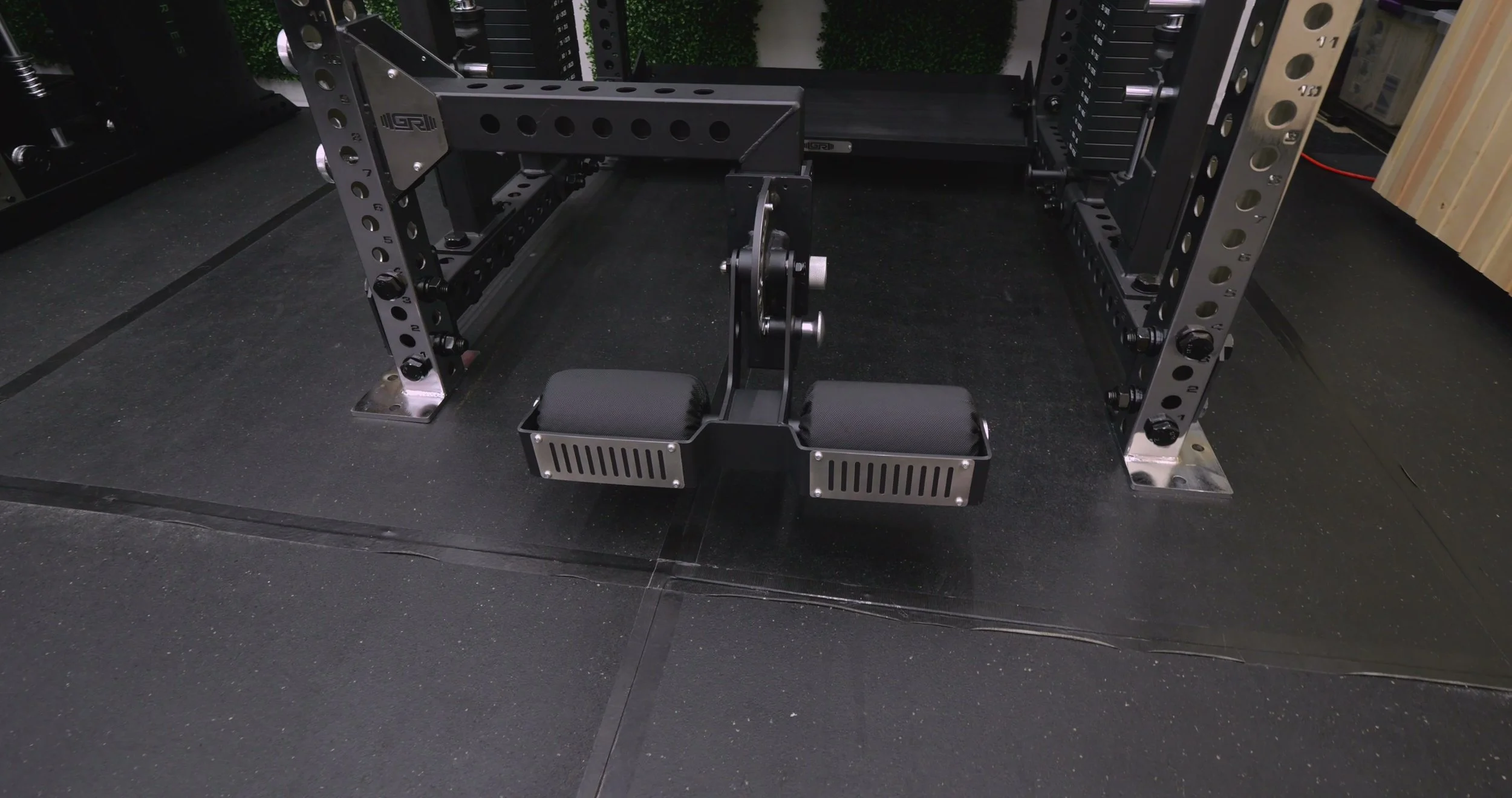 Center post attachment centered between rack uprights