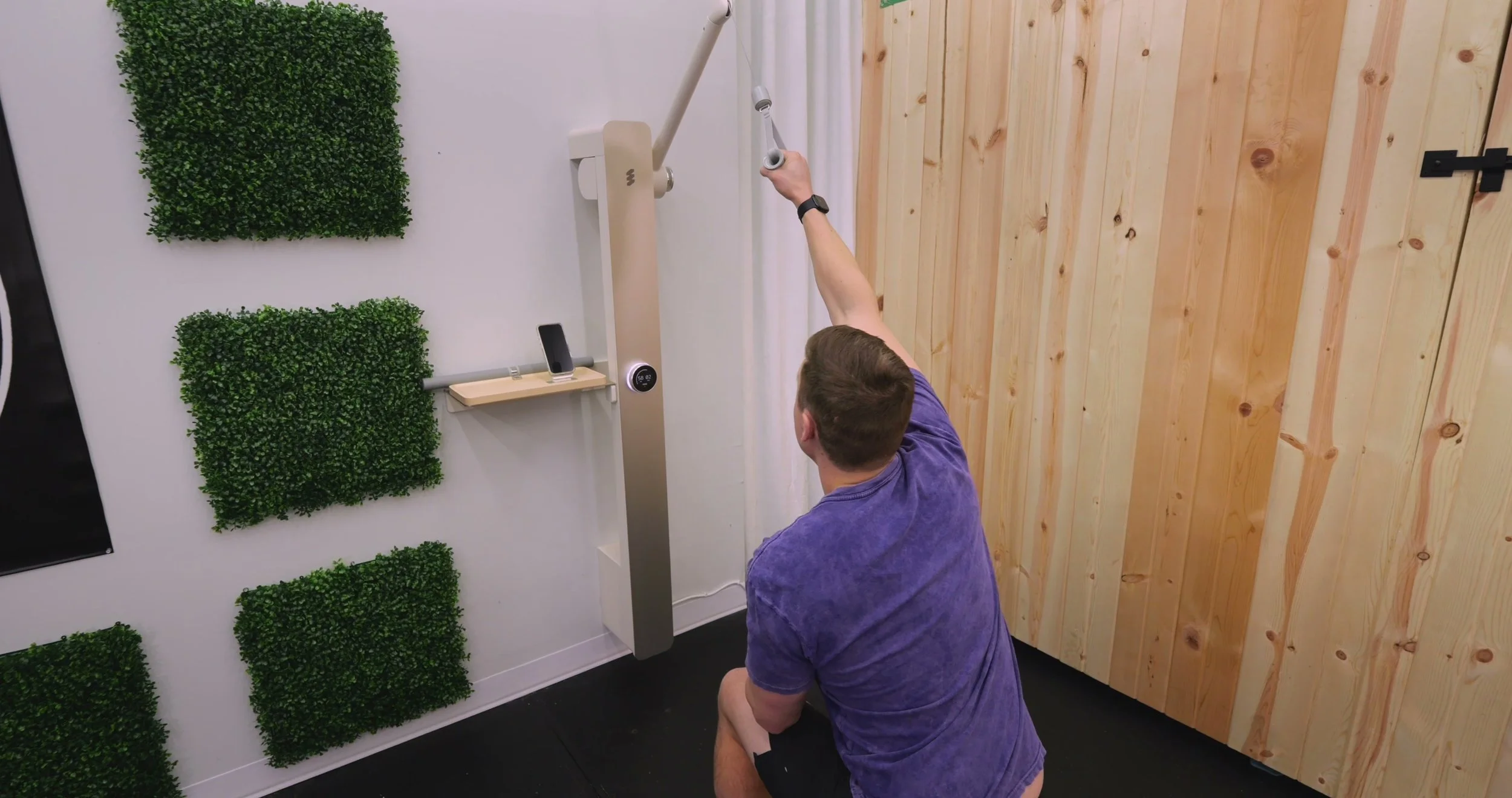 Demonstration of single cable resistance being used for tricep pushdowns