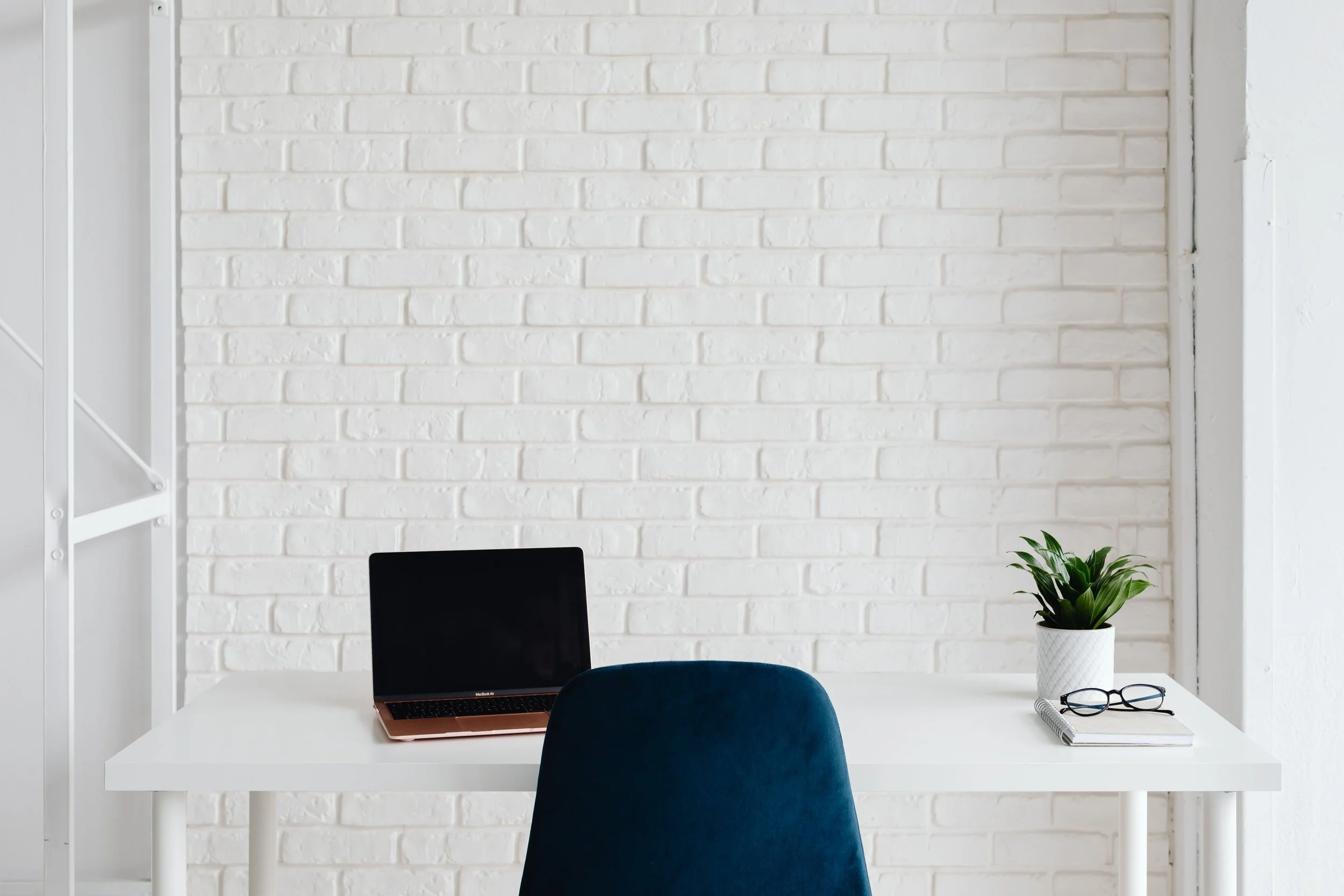 virtual assistant desk laptop set up