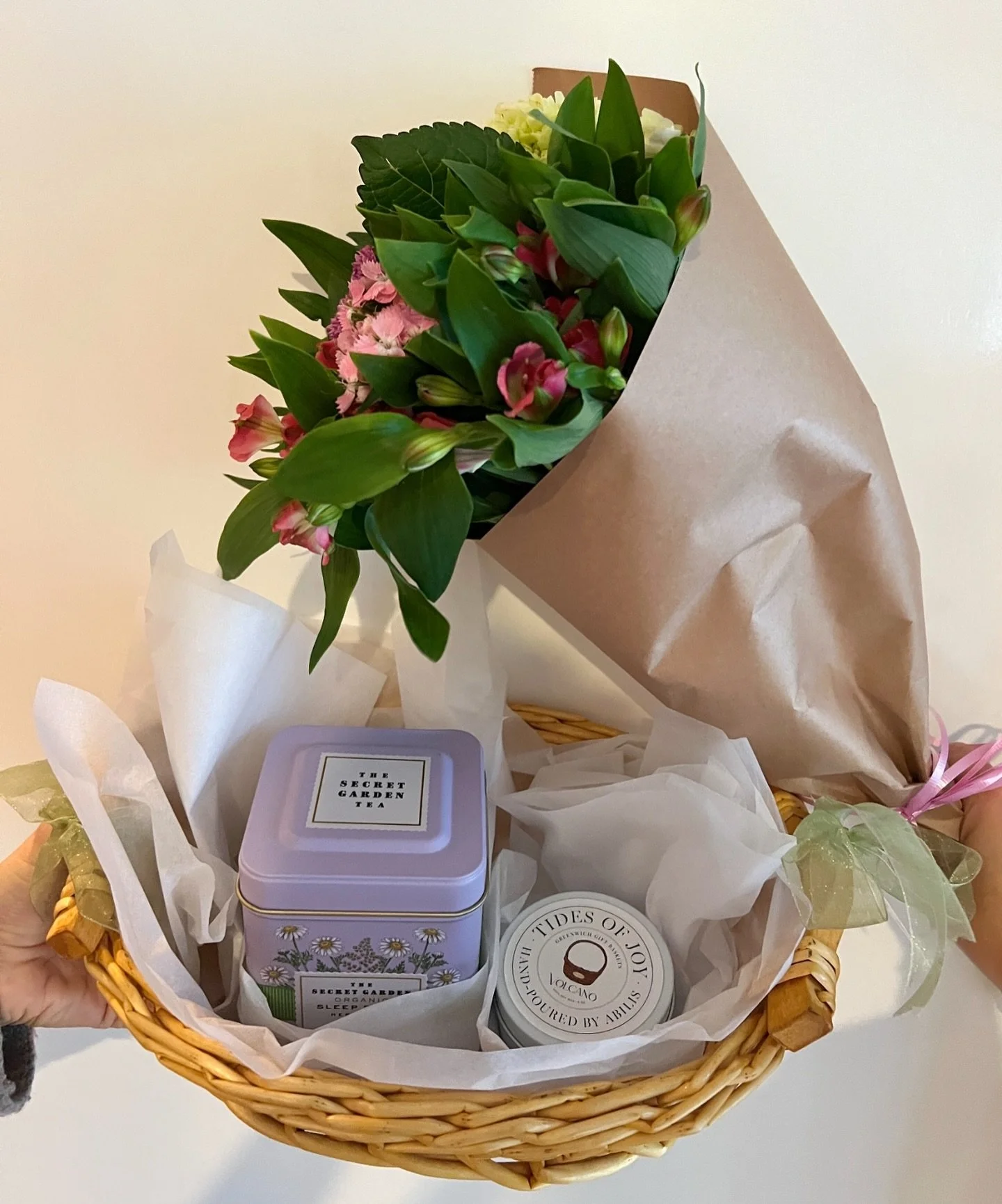 a little something to make their day feel extra special 💐☕️