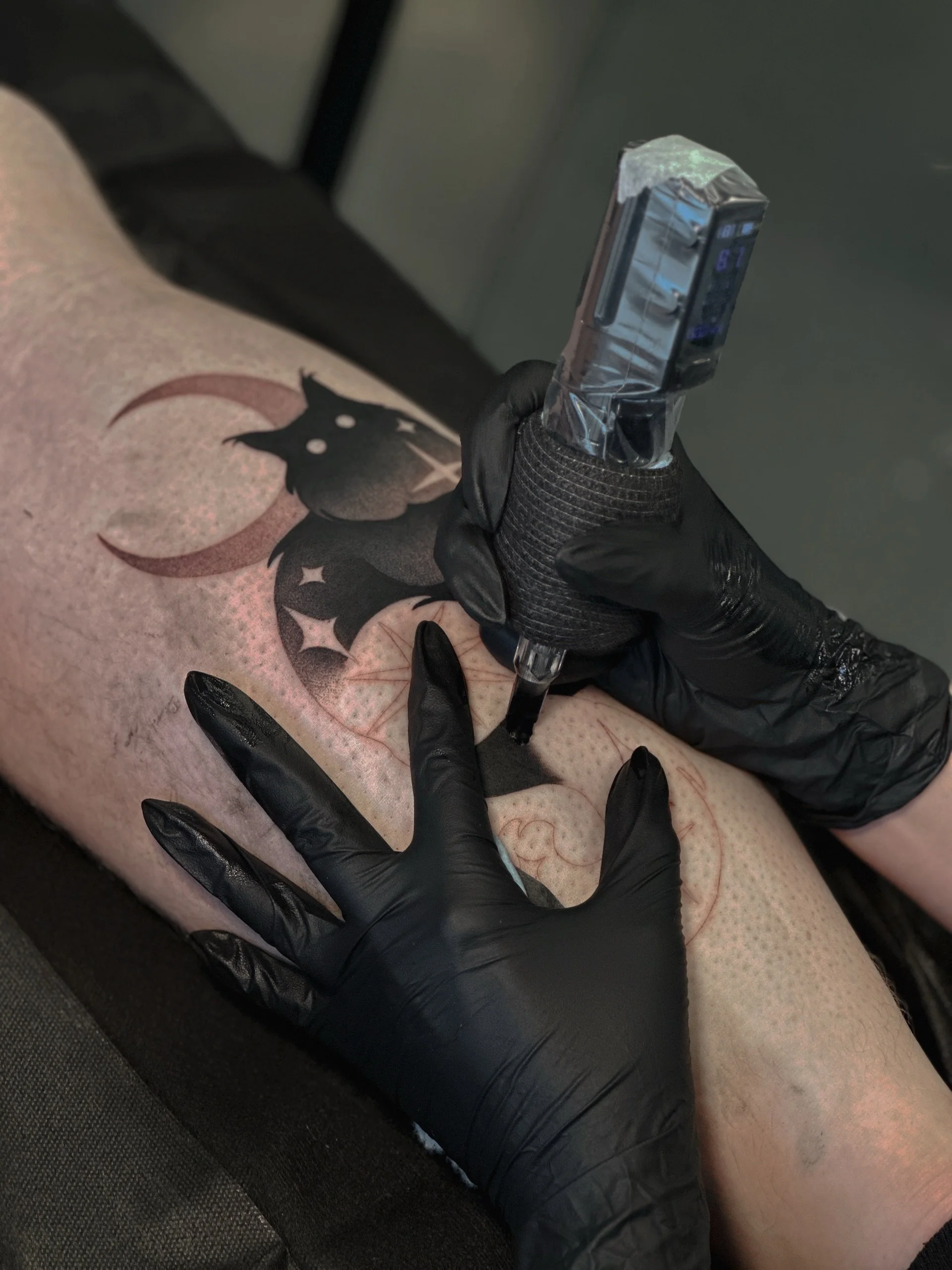 Treats + spooky tattoos. The perfect Halloweek combo! 
🐈&zwj;⬛🌙👻🪿
∙ 
#spookytattoos #londonontariotattoos #tattooartist tattooWIP #Halloweentattoo