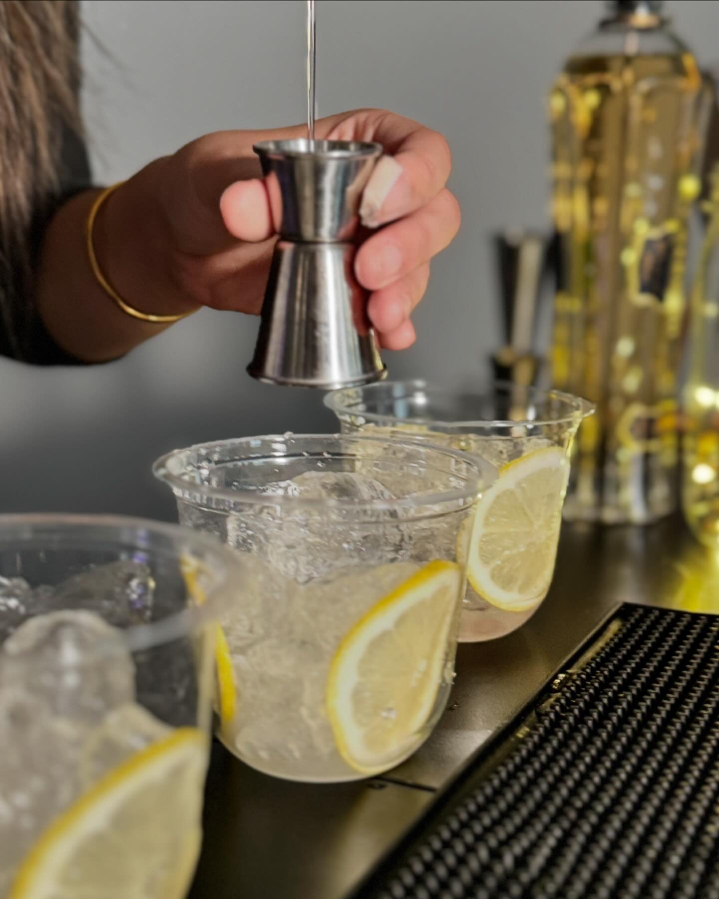 Shaking things up one perfect pour at a time 🍋 Serving up fresh, handcrafted cocktails that are as refreshing as they look! #CraftCocktails #mobilebar #vancouver