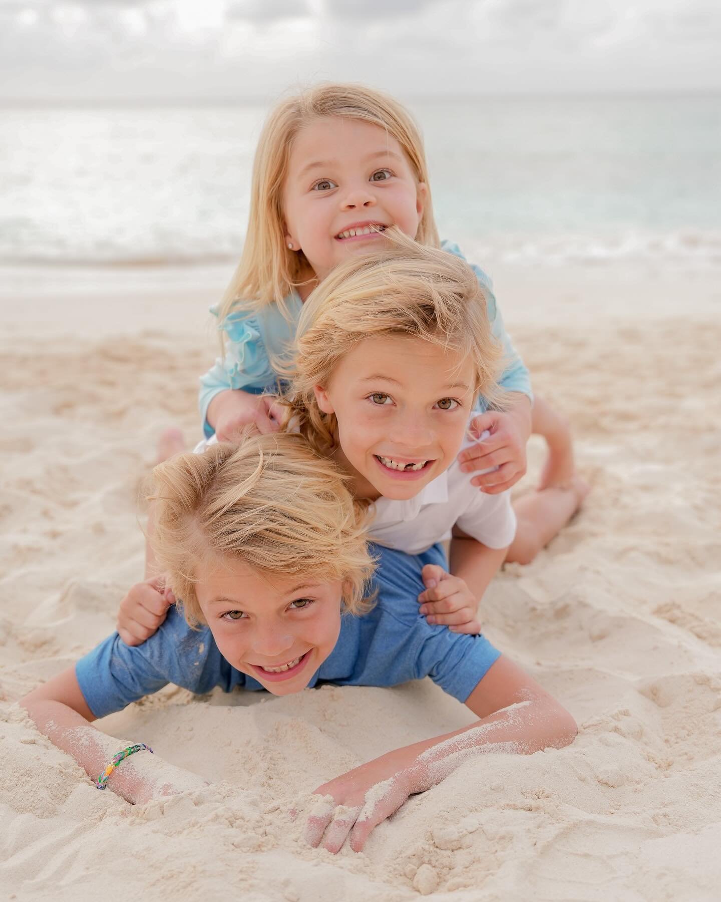 Capturing unforgettable memories this holiday season with family vacations by the shore! 🎄🏖️ There&rsquo;s something magical about laughter and love against the backdrop of the ocean. Make your family memories last forever. #FamilyMemories #caymani