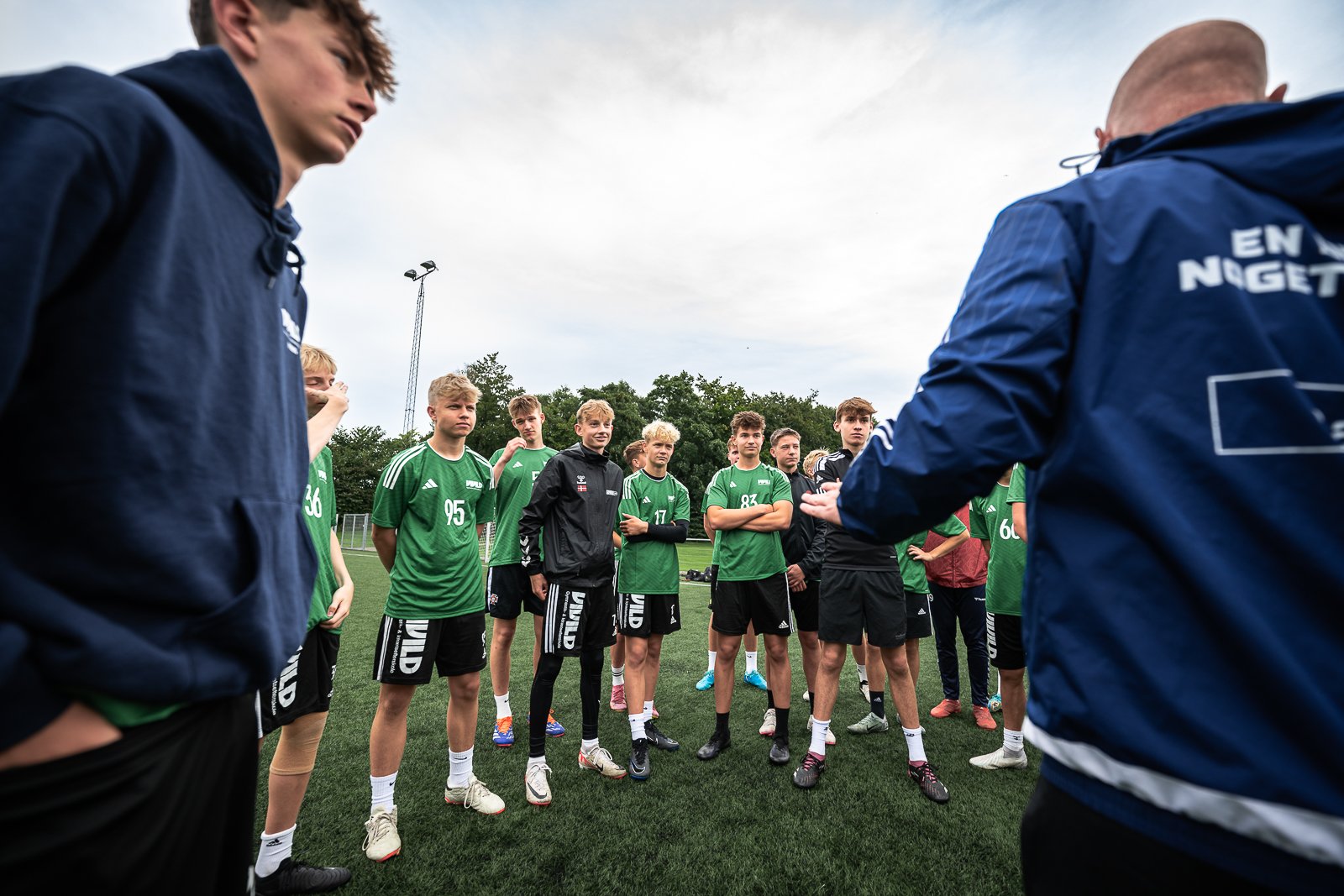 Elever og træner på fodboldbane
