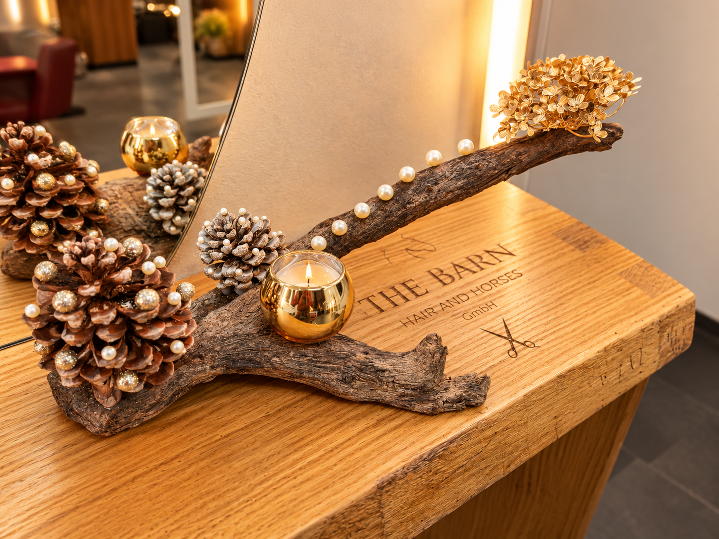 Adventsdekoration aus Schwemmholz gold