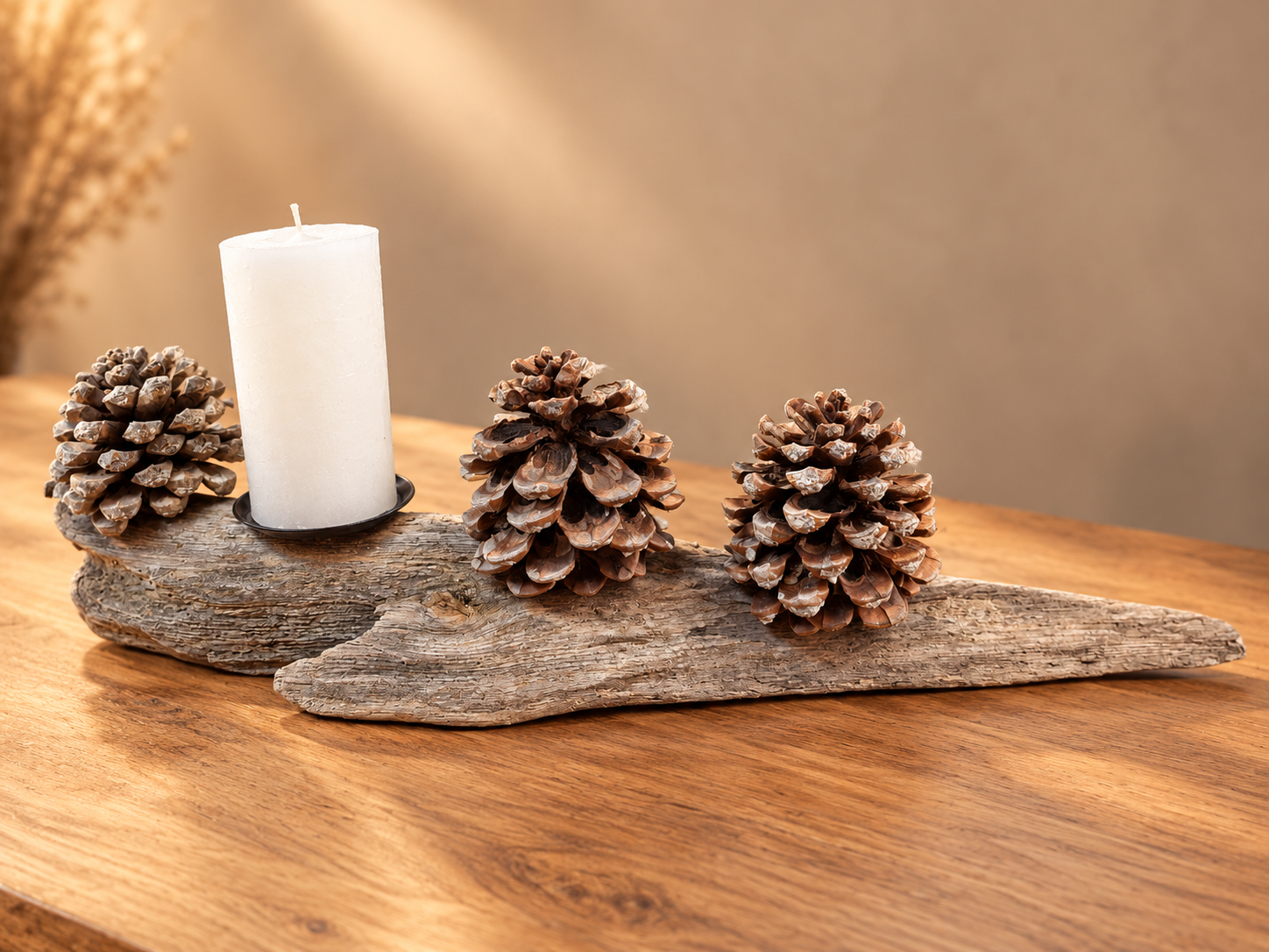 Adventsdekoration aus Schwemmholz mit weisser Kerze