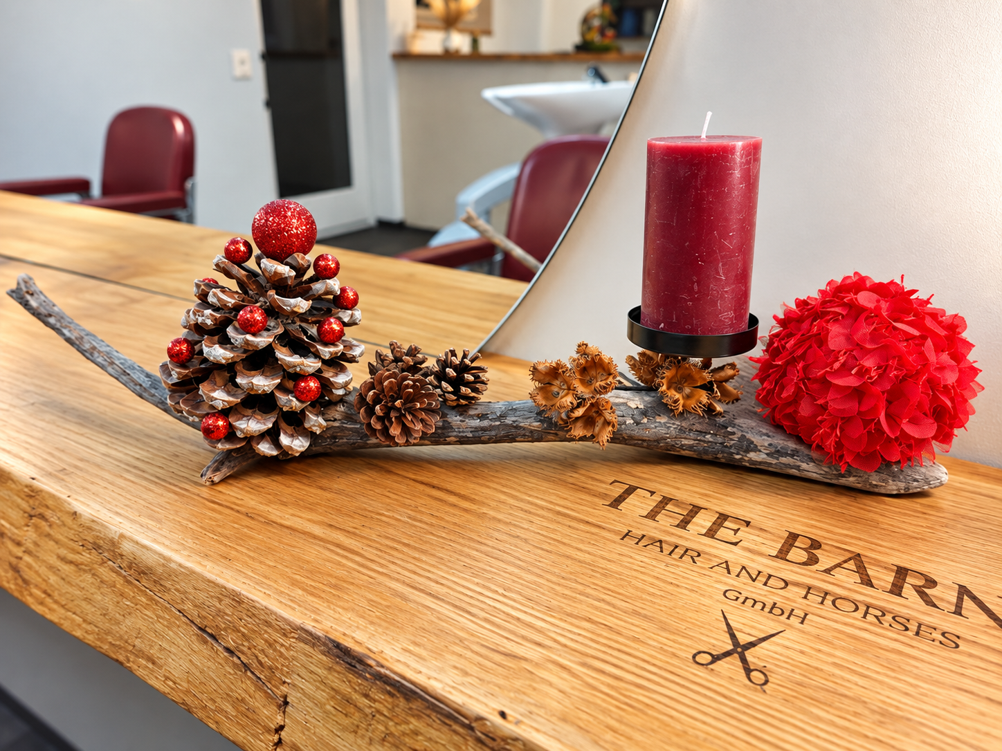 Adventsdekoration aus Schwemmholz mit einer Kerze rot