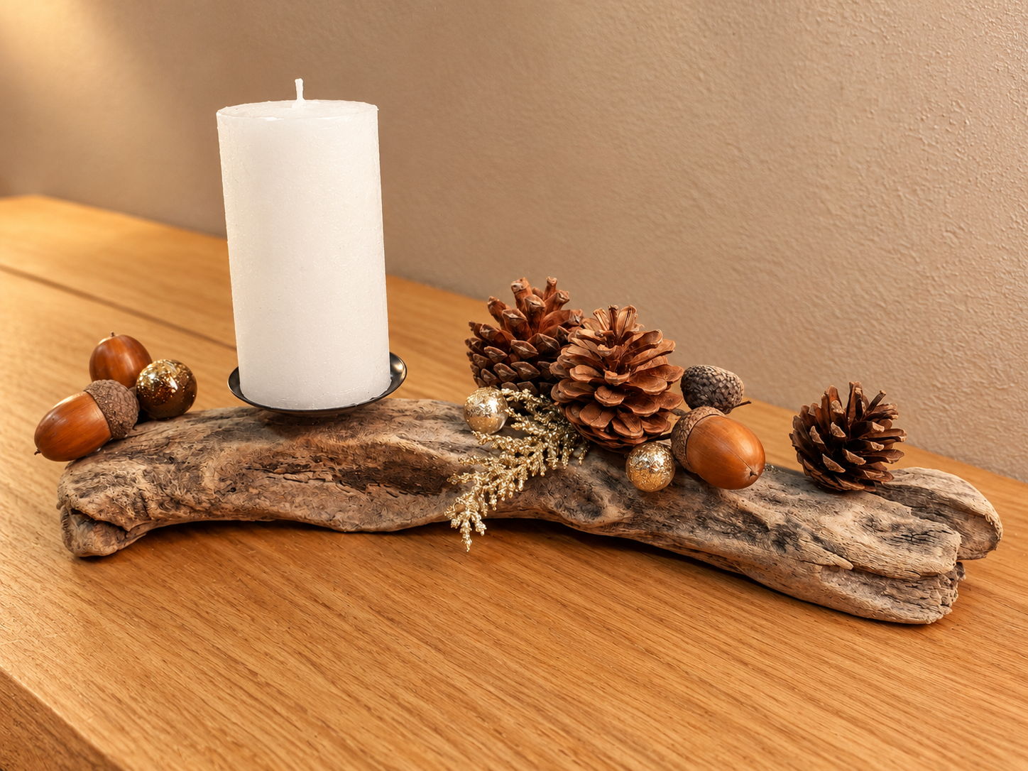 Adventsdekoration aus Schwemmholz mit einer Kerze naturfarben