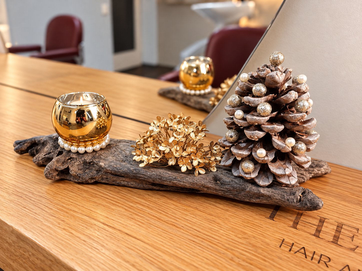 kleine Adventsdekoration aus Schwemmholz gold