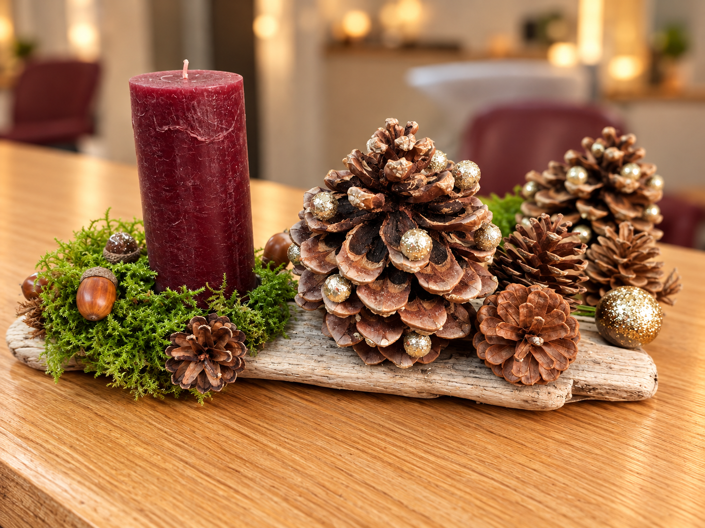 Adventsdekoration aus Schwemmholz mit Kerze und Perlen