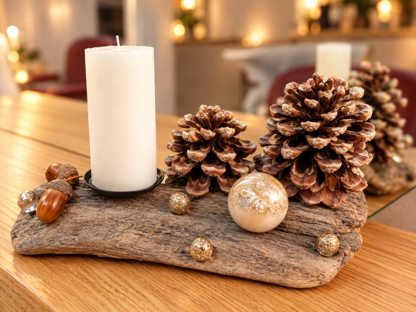 kleine Adventsdekoration aus Schwemmholz mit einer Kerze weiss