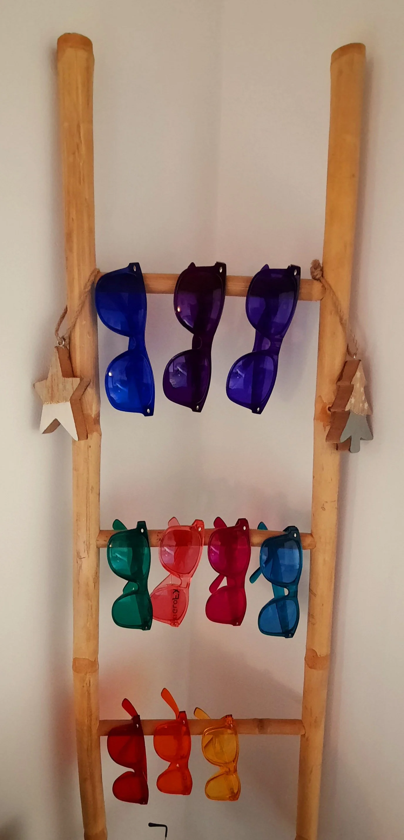 Les lunettes de couleurs sont utilisées pour la chromothérapie.